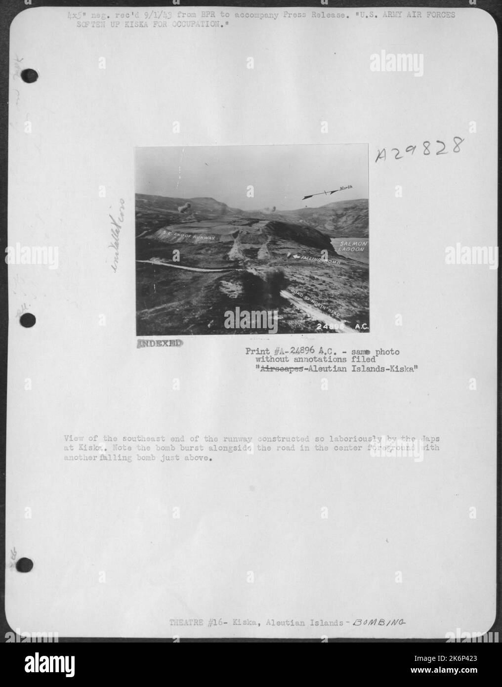 Blick auf das südöstliche Ende der von den Japanesen bei Kiska mühsam errichteten Start- und Landebahn. Beachten Sie, dass die Bombe neben der Straße in der Mitte im Vordergrund platzte und eine weitere Bombe direkt darüber fiel. Stockfoto