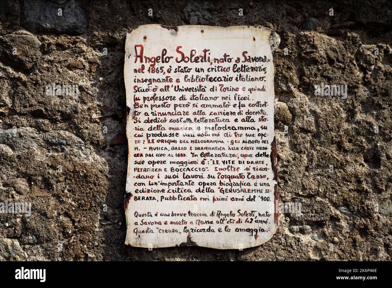 Via Solerti. Bild auf einer Tafel mit geschriebenem Text über Angelo Solerti, geboren in Savona. Künstler Imelda Bassanello, Heiligtum von Savona. Ligurien, Italien. Stockfoto