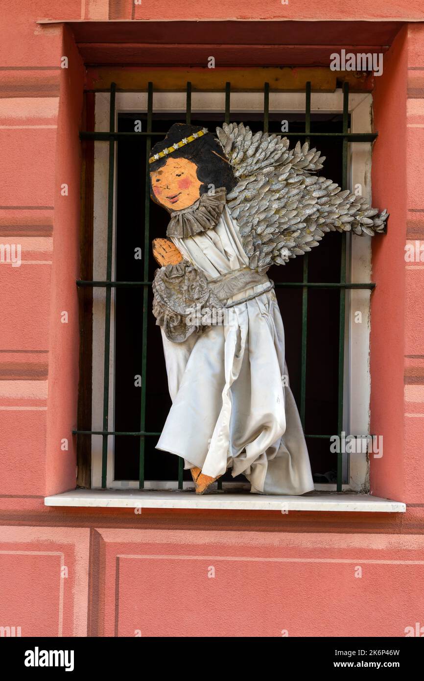 Ein Fenstergemälde mit einem Engel der Künstlerin Imelda Bassanello, in der Nähe des Heiligtums von Savona. Ligurien, Italien. Stockfoto