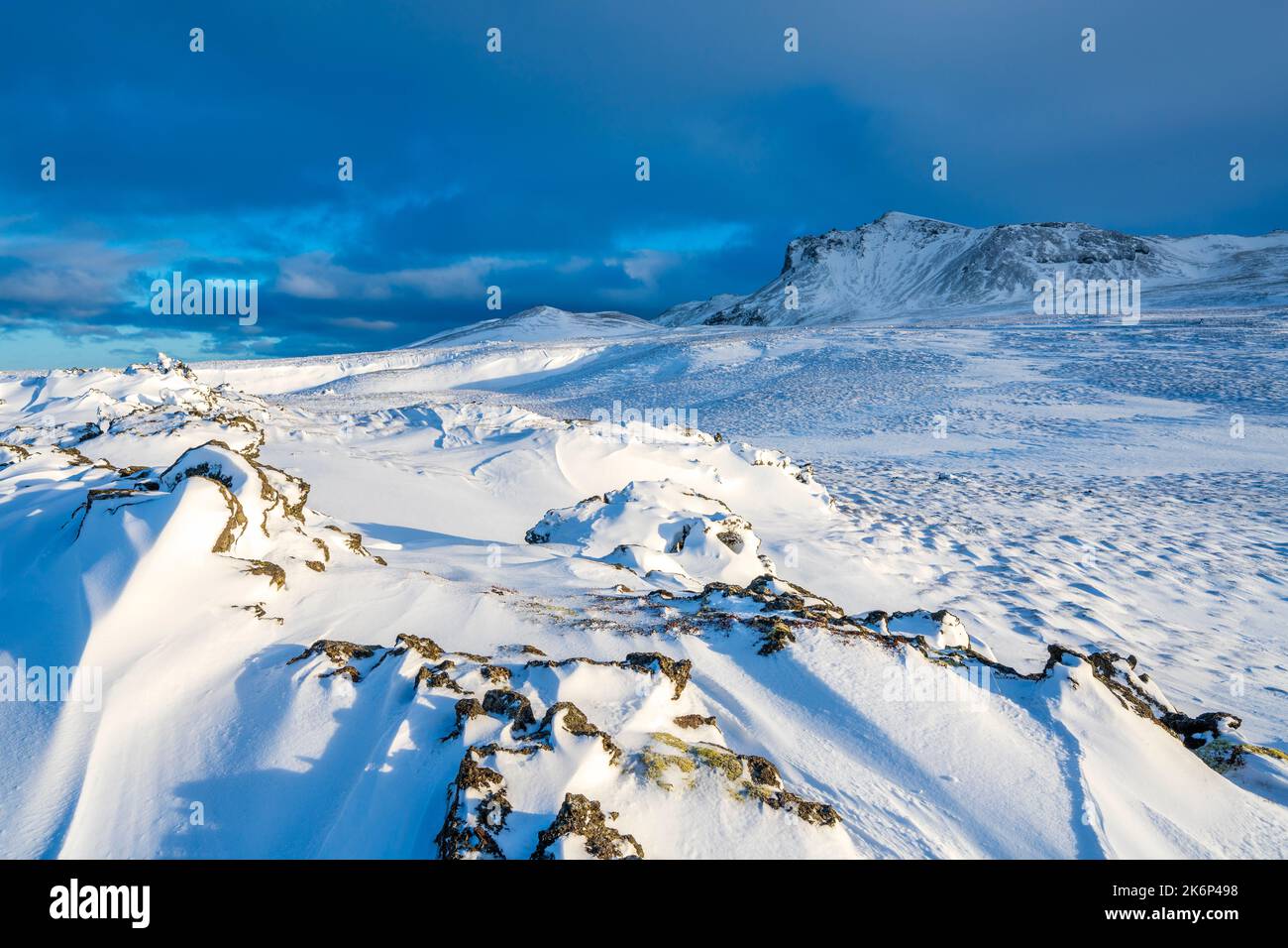 Isländischer Winterausflug in der Nähe des Kraters Saxholl, Halbinsel Snaefellsnes, Island, Europa Stockfoto