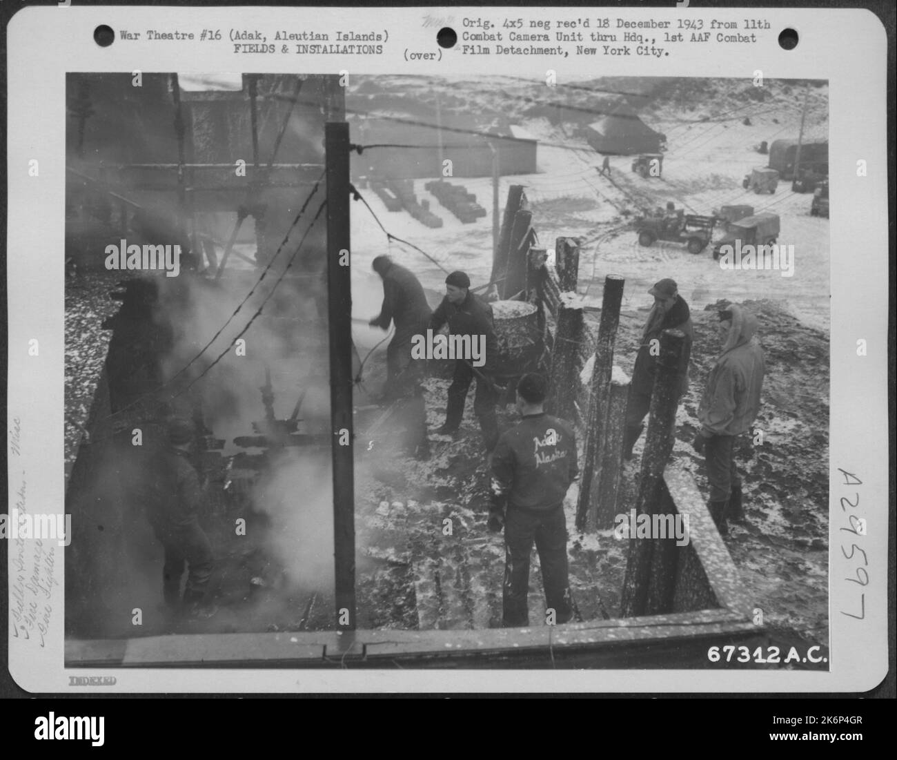 Das Feuer zerstörte das Hauptquartier des Generalmajors Davenport Johnson auf Adak, Aleuten, 20. November 1943. Stockfoto