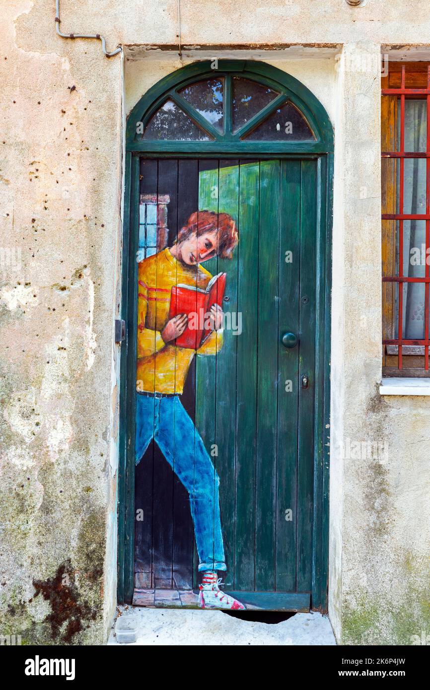 Ein Türgemälde, das Themen des täglichen Lebens der lokalen Bevölkerung zeigt, von der Künstlerin Imelda Bassanello, in der Nähe des Heiligtums von Savona. Ligurien, Italien. Stockfoto