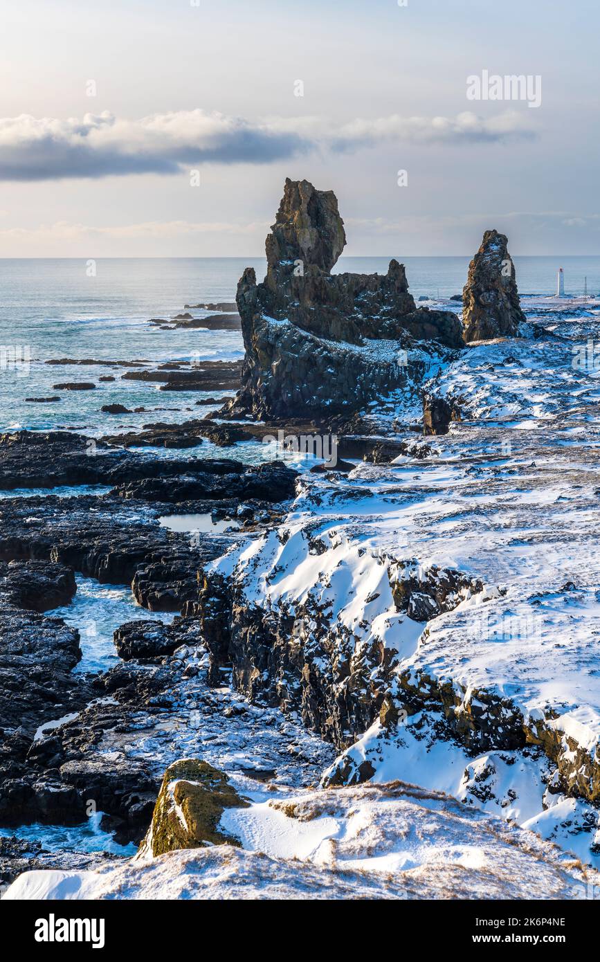 Londrangar, Vogelfelsen und die umliegenden Basaltklippen, Halbinsel Snaefellsnes, Island, Europa Stockfoto