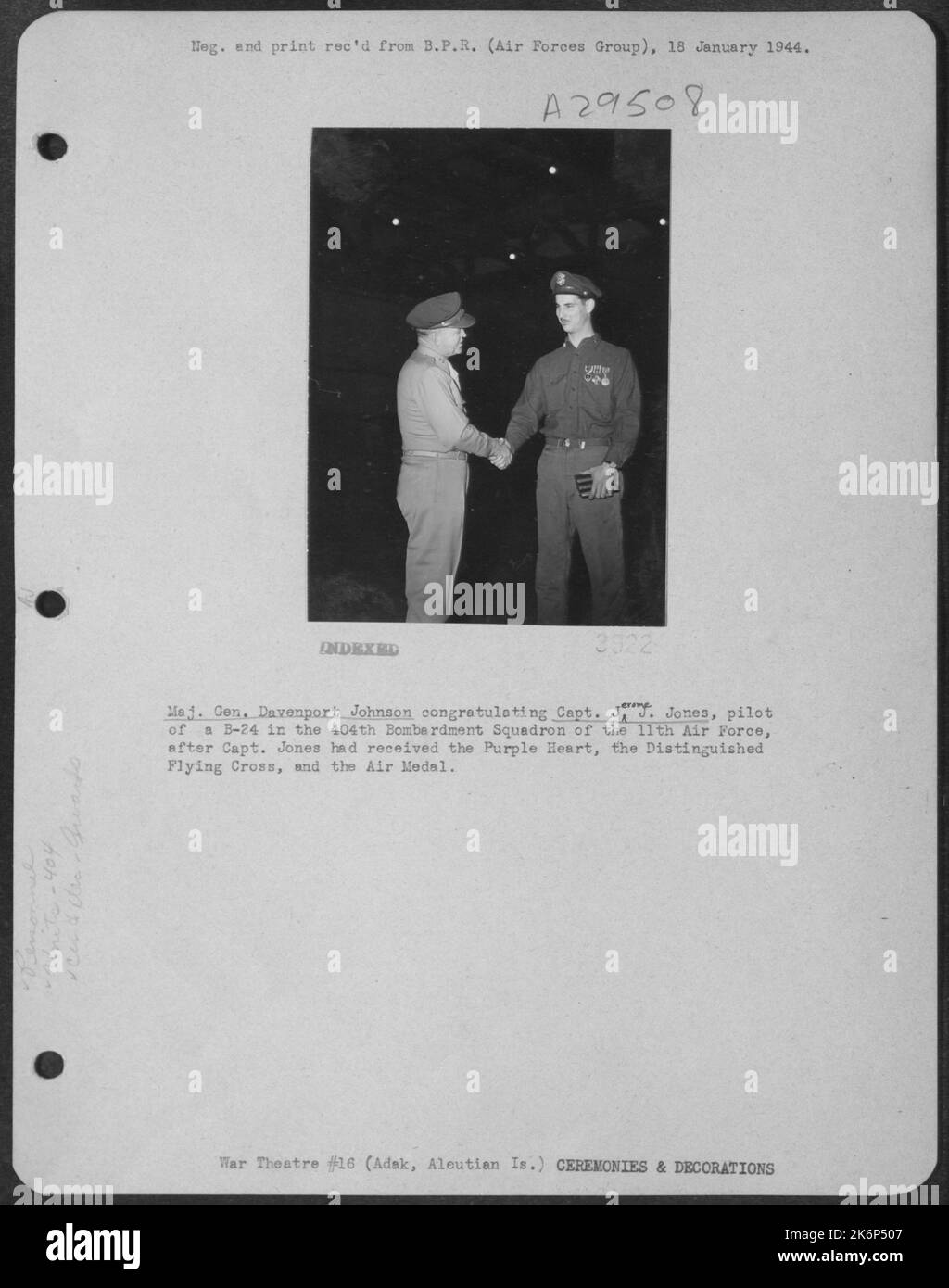 General Davenport Johnson gratulierte Capt. Jerome J. Jones, Pilot einer B-24 im Bombardement Squadron 404. der Luftwaffe 11., nachdem Capt. Jones das Purple Heart, das Distinguished Flying Cross und die Luftmedaille erhalten hatte. Stockfoto
