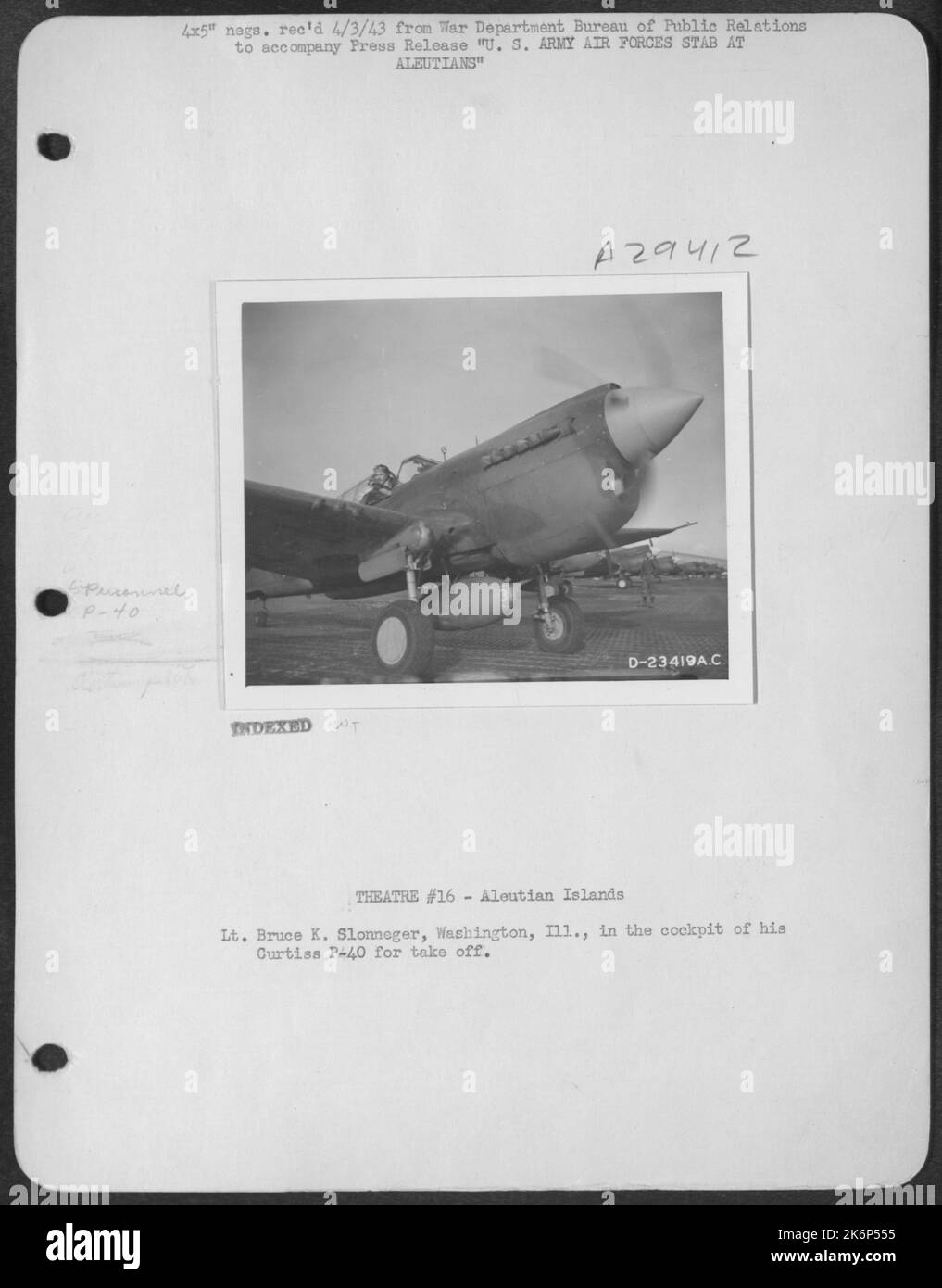 LT. Bruce K. Slonneger, Washington, Ill., im Cockpit seiner Curtiss P-40 zum Start. Stockfoto