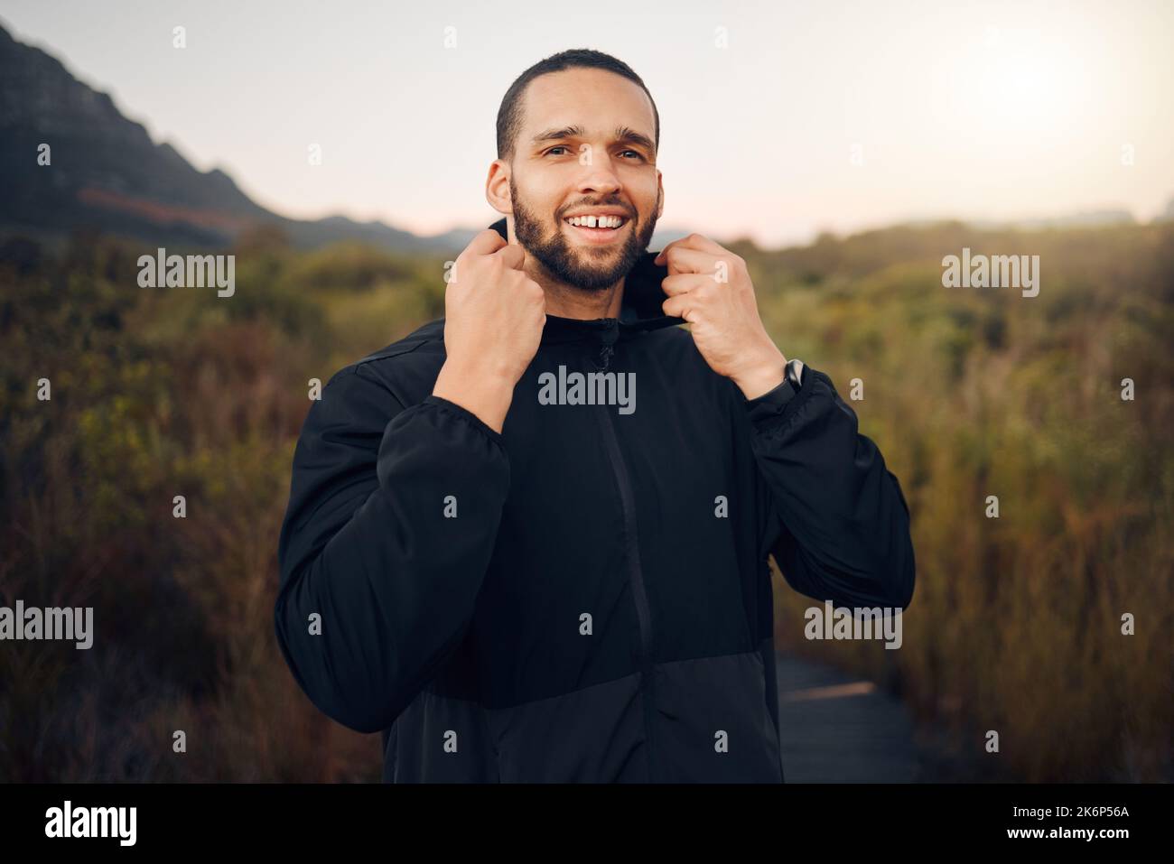 Glücklicher Mann, Natur- und Fitnesstraining beim Wandern für Freiheit, Gesundheit und Wellness in den Bergen mit Bewegung. Porträt und Gesicht des Laufers Stockfoto