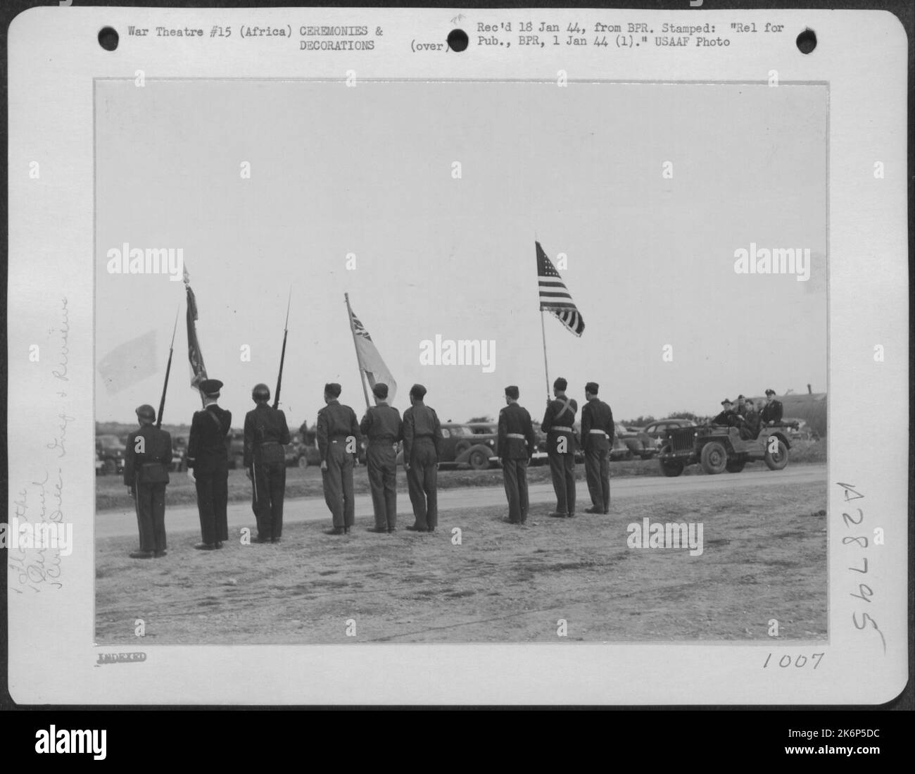 Auf seiner jüngsten Reise nach Afrika hat Präsident die Luftwaffeneinheiten der britischen, französischen und amerikanischen Armee überprüft. Hier ist der Präsident in einem Jeep mit General Dwight D. Eisenhower und LT. General Carl Spaatz, der die alliierte Ehrenfarbe überprüft. Stockfoto