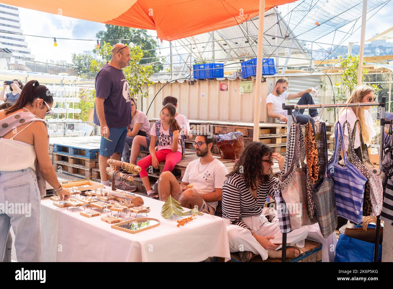 Haifa, Israel - 14. Oktober 2022, Festliche Messe in den Tagen von Sukkot. Auf dem Dachmarkt in der Nähe von T wählen und kaufen die Leute Kleidung und verschiedene Souvenirs Stockfoto