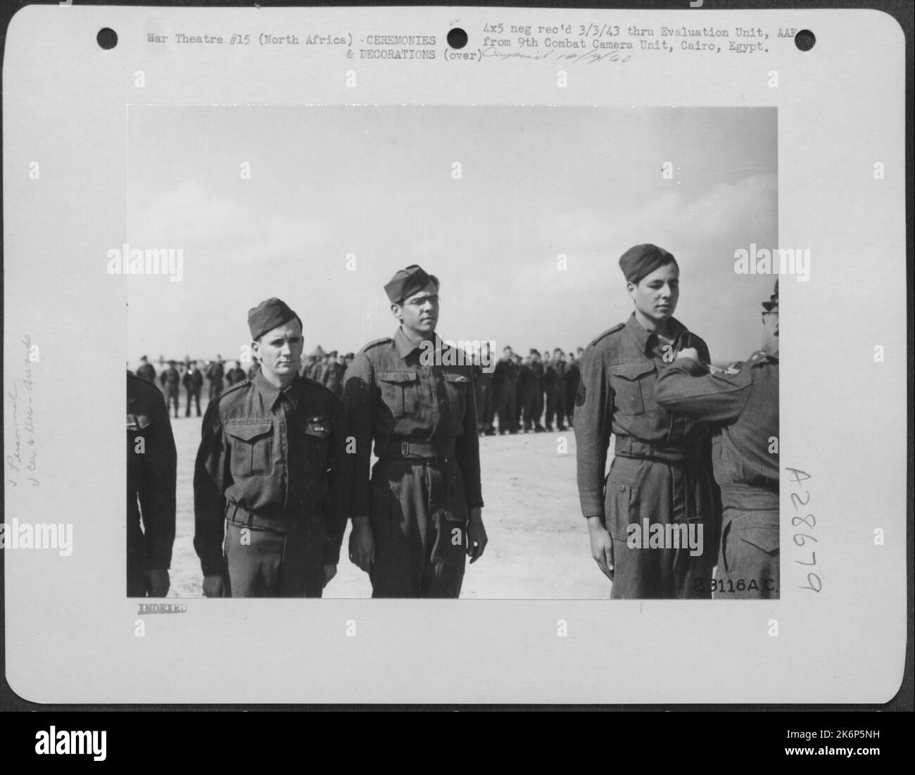 Von links nach rechts: S/Sgt. Felton H. Croswell, Hamburg, Arch.; S/Sgt. Joseph P. O'Connor, Tampa, Florida; S/Sgt. Faustyn N. Tate, Detroit, mich. Und S/Sgt. John H. Sherman, Ann Arbor, mich., die alle Luftmedaillen erhielten. Stockfoto Von links nach rechts: S/Sgt. Felton H. Croswell, Hamburg, Arch.; S/Sgt. Joseph P. O'Connor, Tampa, Florida; S/Sgt. Faustyn N. Tate, Detroit, mich. Und S/Sgt. John H. Sherman, Ann Arbor, mich., die alle Luftmedaillen erhielten. Stockfoto