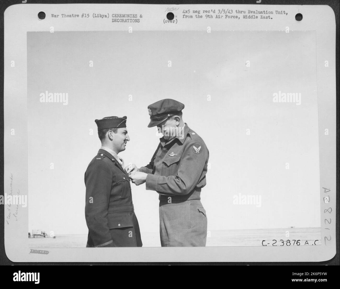 2. LT. David S. Watt, Lancaster, Pennsylvania, wird die Luftmedaille von Brig überreicht. General Patrick Timberlake, 9. Air Force, Libyen. Stockfoto