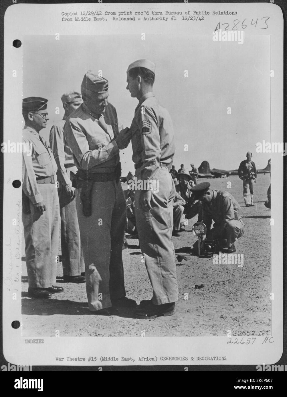 Für eine außergewöhnliche Leistung während eines Angriffs auf den Hafen von Tobruk wurde Staff Sgt. John A. Cook, Funkpistole von Haflin, Alabama, mit dem Silbernen Stern ausgezeichnet. Mit zahlreichen Einstichen bilden Flugabwehr Feuer und gefrorenen Hydrauliksystem, die ein Feuer verursacht, Stockfoto