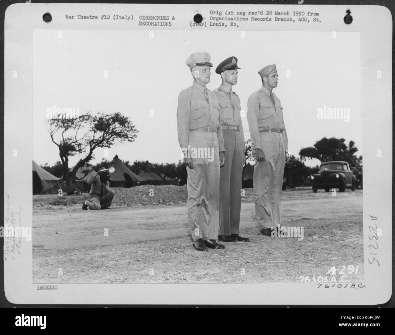 Während Einer feierlichen Präsentation auf einem Luftwaffenstützpunkt irgendwo in Italien stehen, von links nach rechts: LT. General Carl A. Spaatz, Brig. General Lauris Norstad Und Colonel Elliott Roosevelt. 90. Fotoaufklärungsflügel. Stockfoto