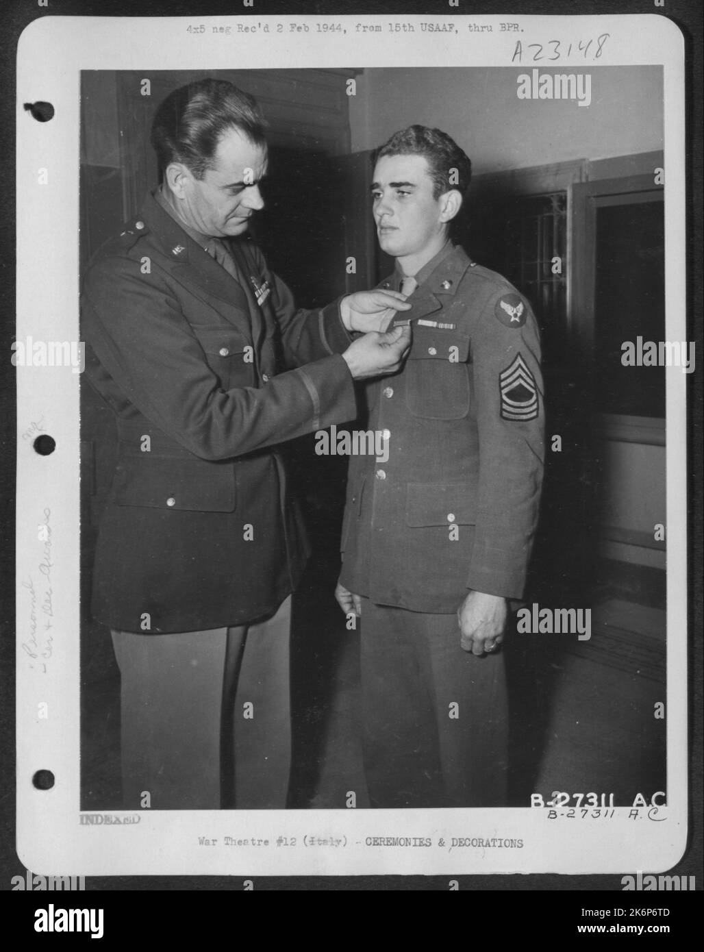 15. AAF--M/Sgt. Raymond J. Lambert aus Sorrento, La., Crew-Chef einer AAF Boeing b-17 Flying Fortress namens „Berlin Sleeper“, die sich jetzt auf einer Kriegstour durch die Vereinigten Staaten befindet und der erste schwere Bomber war, der 100 Kampfeinsätze abstellte Stockfoto