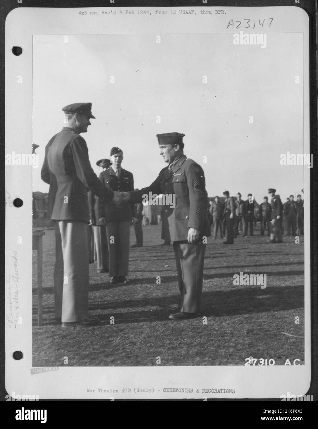M/Sgt Harry Turner, Manchester, N.H. erhält von Brig eine Auszeichnung „Legion of Merit“. General Joseph H. Atkinson, Dalhart, Texas, für „Outstanding Services“ als Chef für Reparaturen und Wartung in einer AAF-Kampfgruppe der Luftwaffe von 15.. Stockfoto