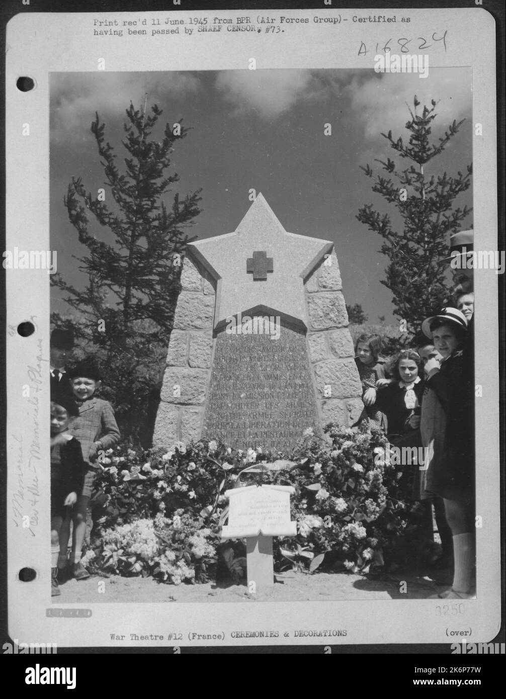 Das France'S-Denkmal für fünf amerikanische Luftwaffe, die während der Feierlichkeiten zur Einweihung von fliegenden Vorräten an französische Widerstandskräfte getötet wurden, ist mit Blumenbemalung dargestellt. Französische Und Amerikanische Offiziere Nahmen An Den Gedenkdiensten Teil. Stockfoto