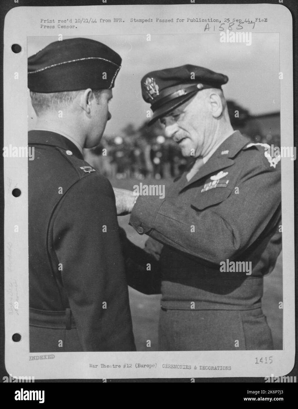 LT. General Carl A. Spaatz, kommandierender Offizier der USA Strategische Luftstreitkräfte in Europa überreicht Capt. Kendall Johnson aus Huntington Park, Kalifornien, den DFC während der Begebenheit der Mission 200. der konsolidierten B-24 Liberator Group mit dem Befehl B Stockfoto