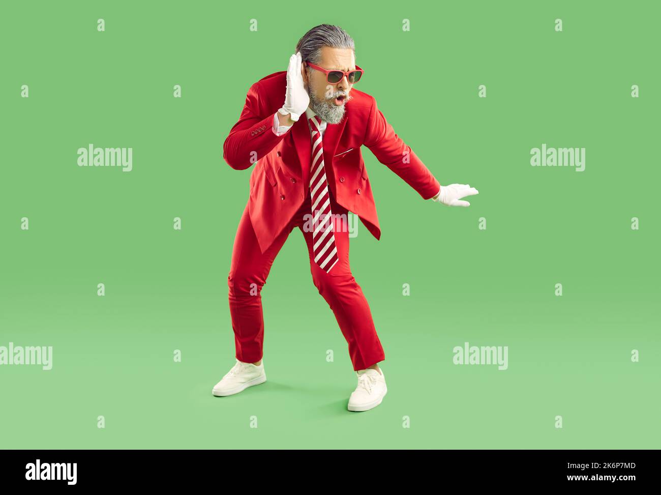 Lustige fröhliche Mann in funky Outfit tanzen und Spaß an Weihnachten oder Neujahr Party Stockfoto