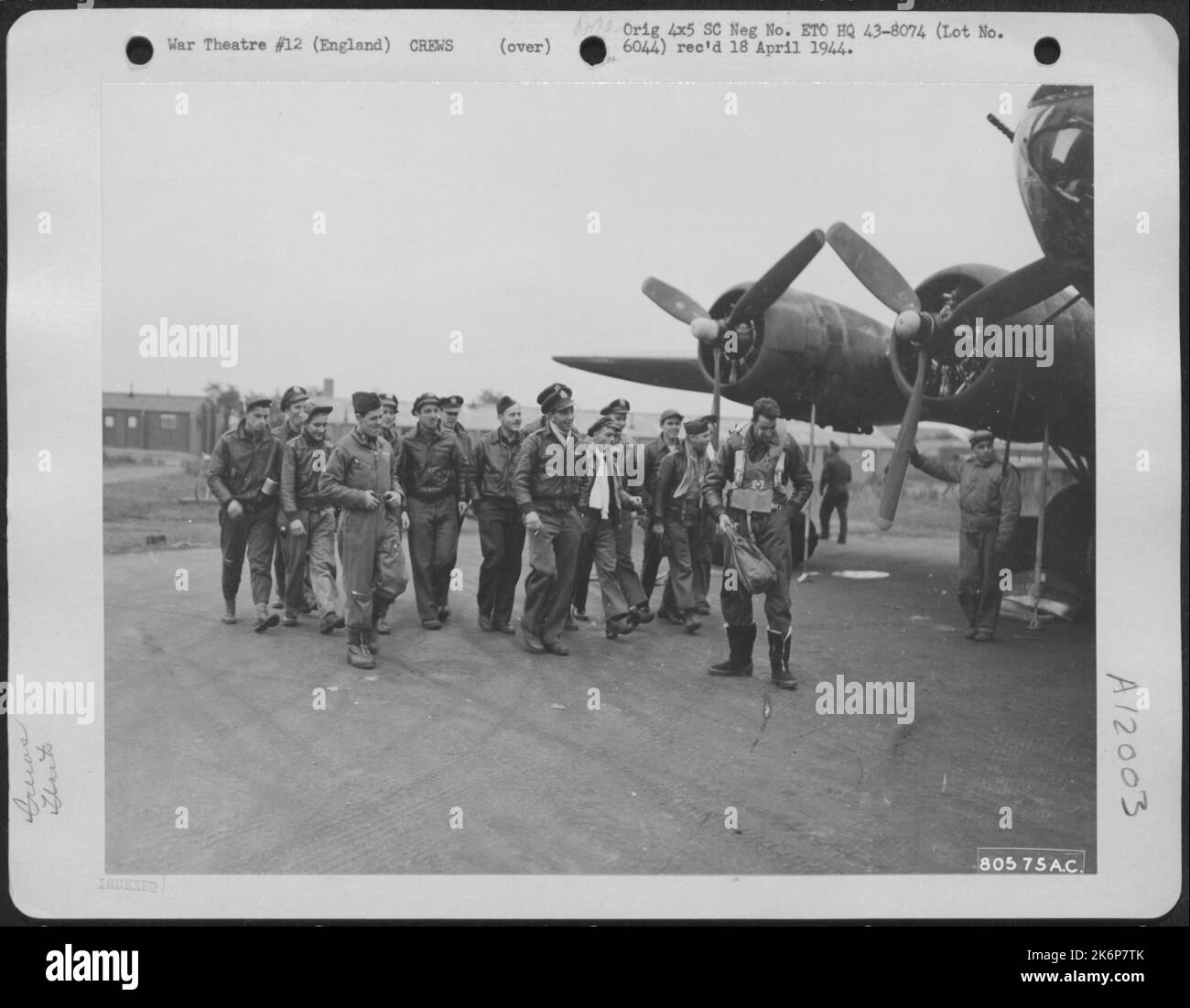 Boeing B-17 Crew-Mitglieder, die an das 359Th Bombengeschwader, 303. Bombengruppe, angeschlossen sind, Kopf für den Verhörraum an ihrer Basis in Norfolk, England, nachdem sie am 6. November 1943 von Einer Mission über feindliches Territorium zurückgekehrt waren. Stockfoto