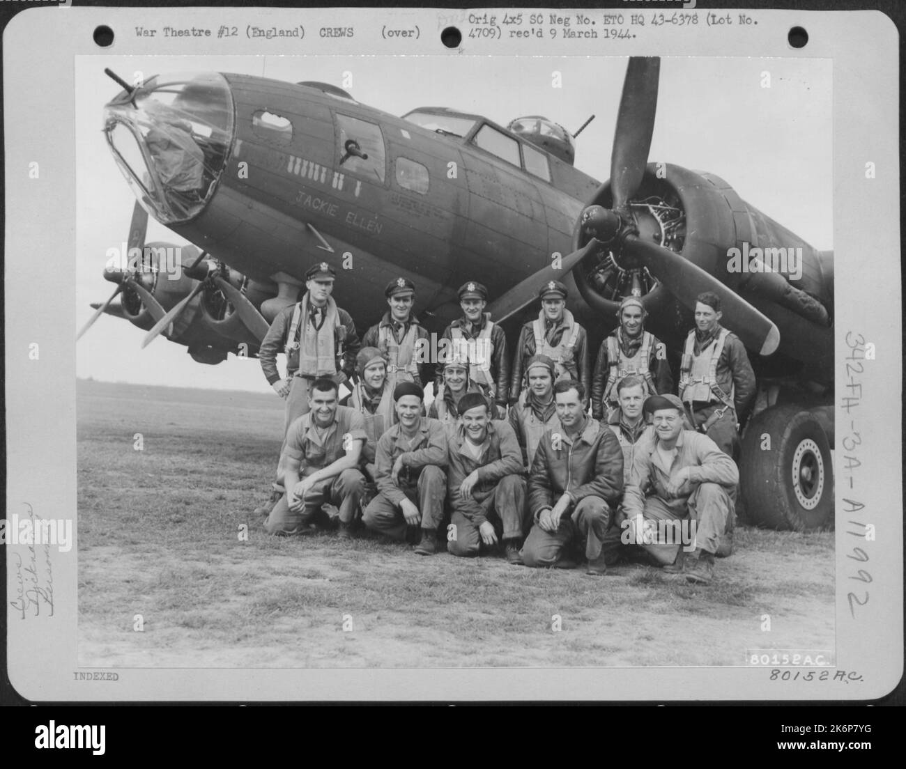 Boden- und Flugbesatzung der Boeing B-17 'Jackie Ellen', die den B-20-Recorder auf der Maiden Flight Recording A Complete Mission nahm. Sie sind, erste Reihe, von links nach rechts: M/Sgt. Thomas J. Kazberovich von Pittfield, Mass., Sgt. William Hamilton, Stockfoto