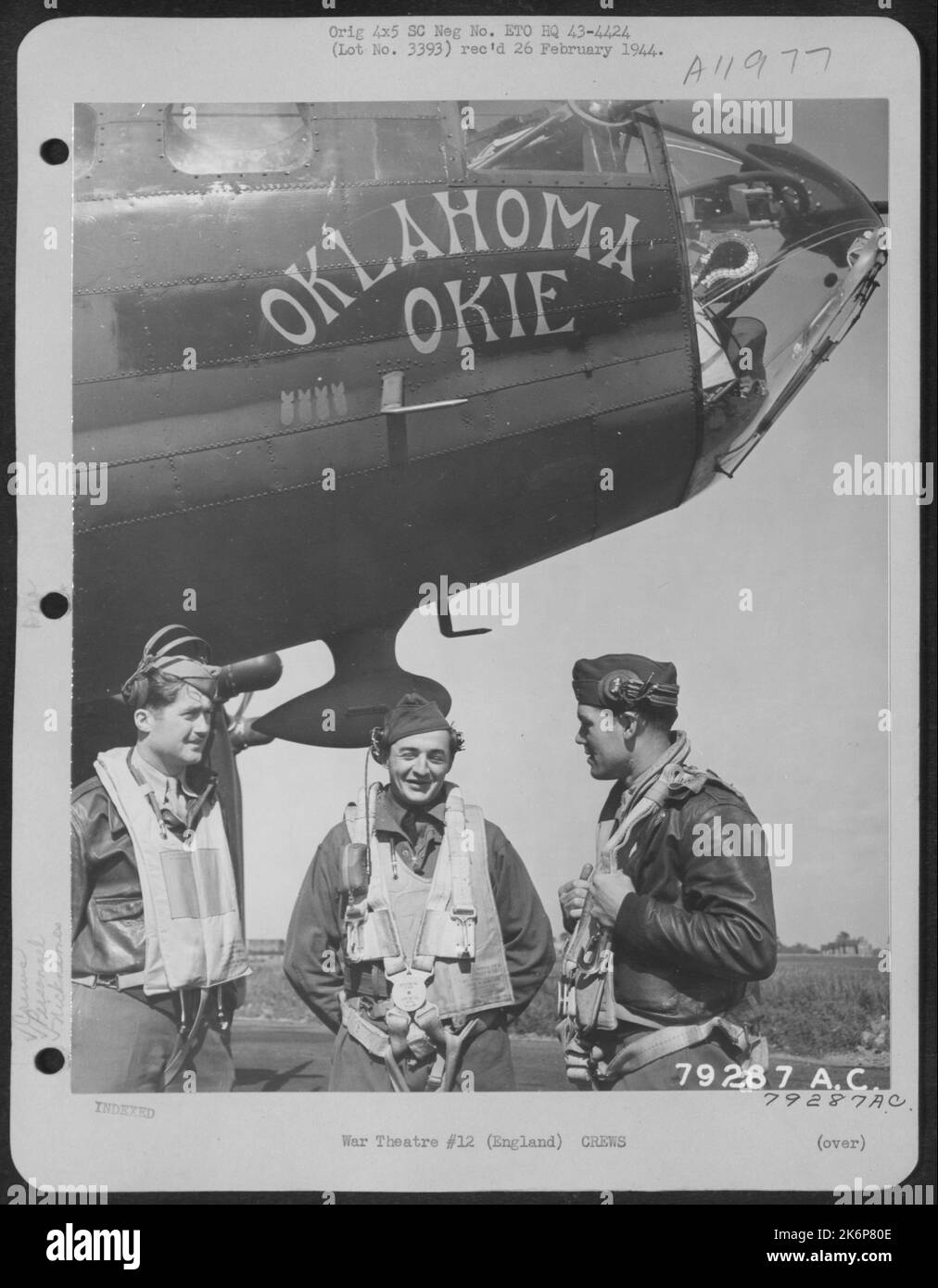 1. LT. James Lundy von Cedar Rapids, Iowa, Bombardier; S/Sgt. Elmer L. Frederick aus Norwalk, Connecticut, Waist Gunner; und 2. LT. Winfield Scovell aus Portland, Connecticut, Navigator, alle Mitglieder der Flight Crew der Boeing B-17 'Oklahoma Okie', Ar Stockfoto