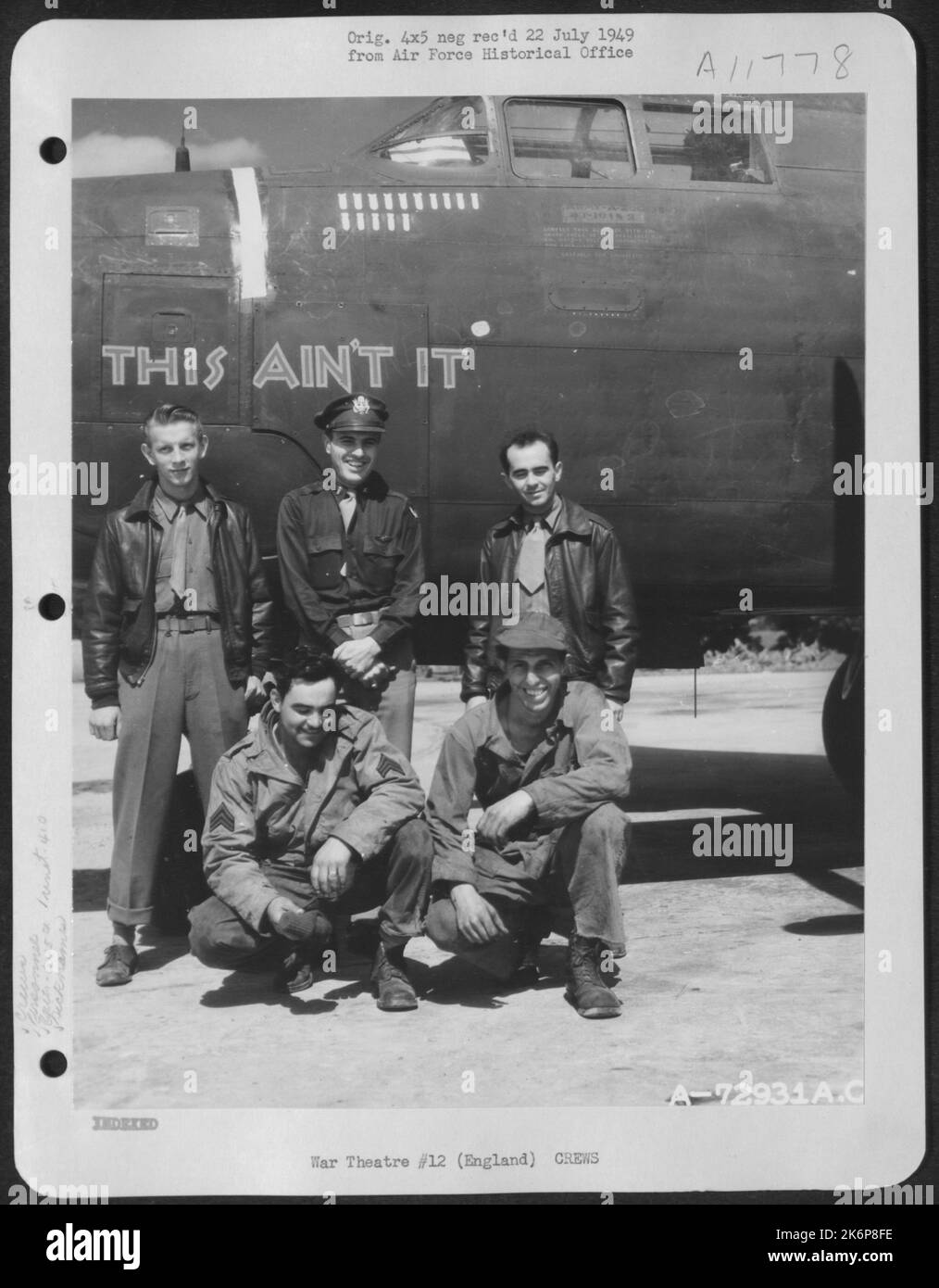 LT. Johnson und Crew der 645Th Bomb Squadron, 410Th Bomb Group posieren neben der Douglas A-20 'This Ain't IT' auf Einem 9. Air Force Base in England. 27. Juni 1944. Stockfoto