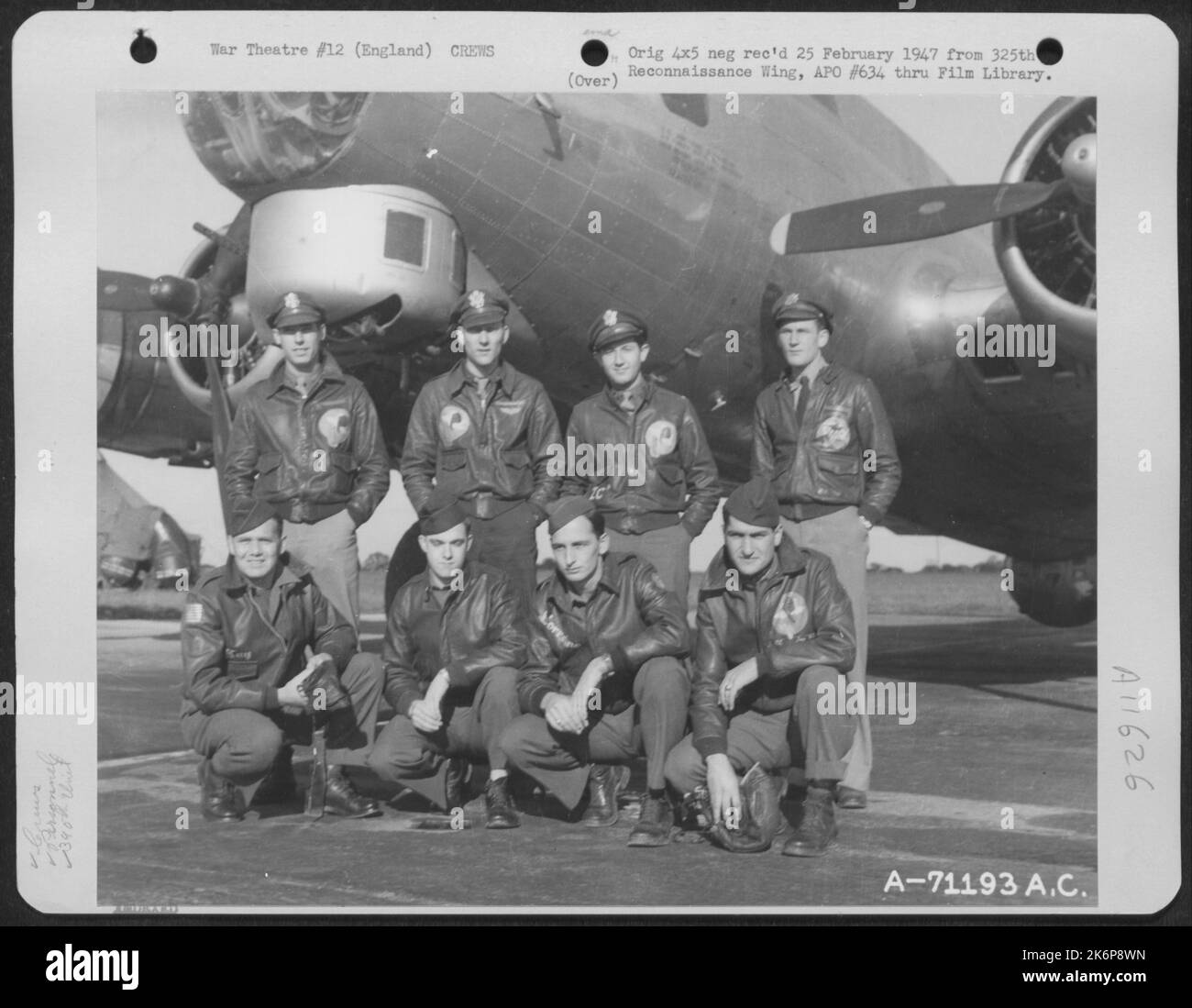 LT. Johnson und Crew der Boeing B-17 'Flying Fortress' der 390Th Bomb Group posieren mit ihrem Flugzeug am 18. Oktober 1944 auf ihrer Basis in England. Stockfoto