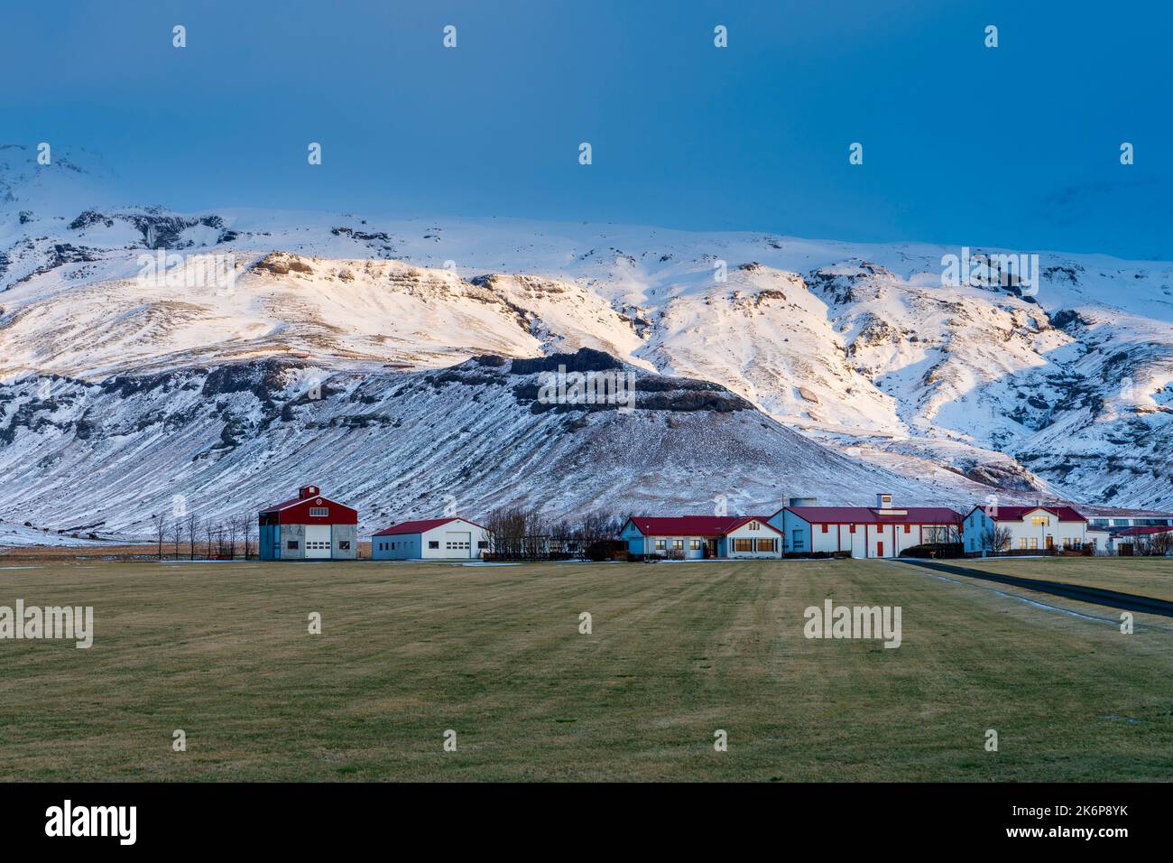 Isländischer Winterausflug zwischen Seljalandsfoss und Skogafoss Wasserfall, südliche Region. Stockfoto