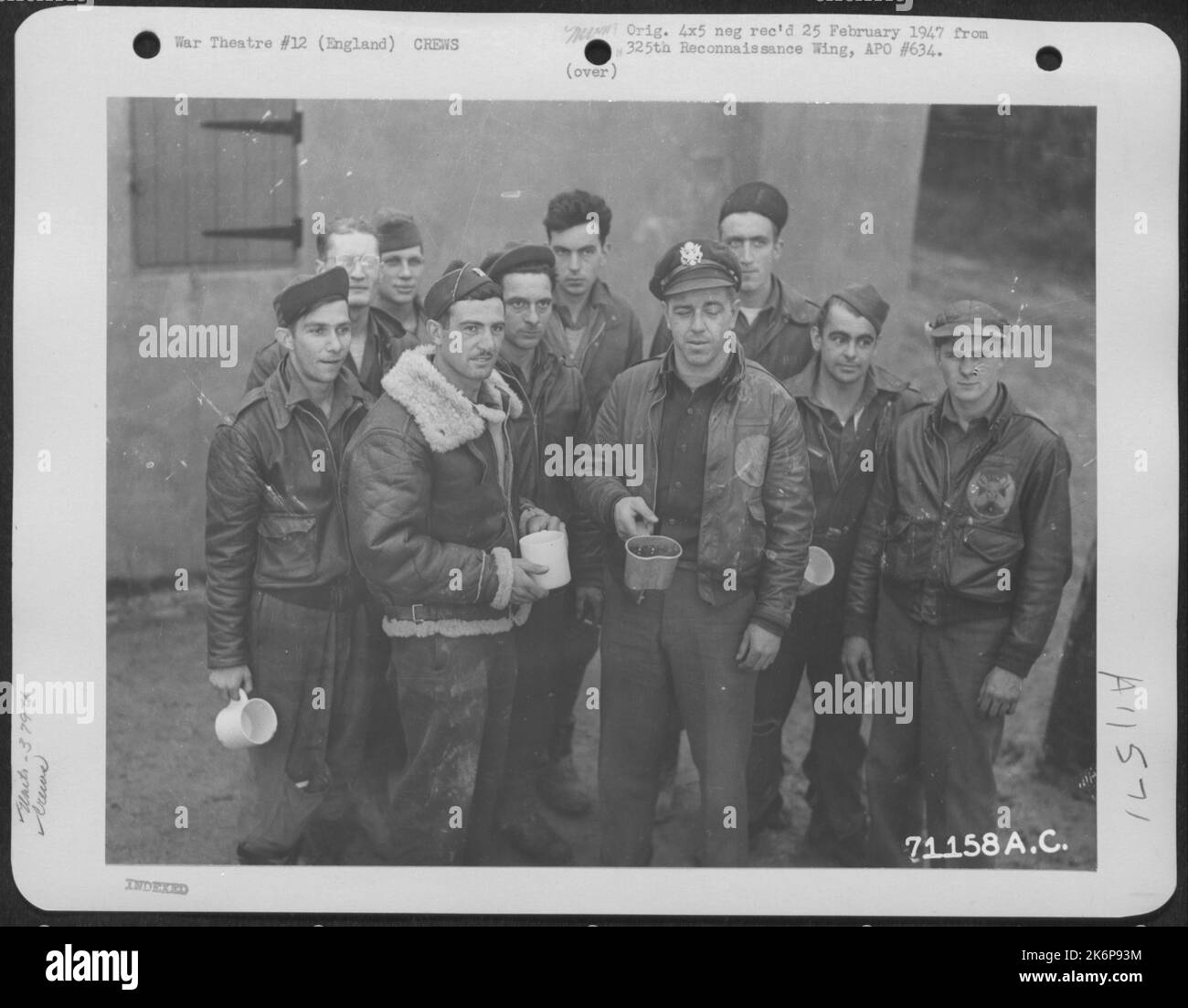 Eine Crew der 379Th Bomb Group posiert für den Fotografen auf einer an