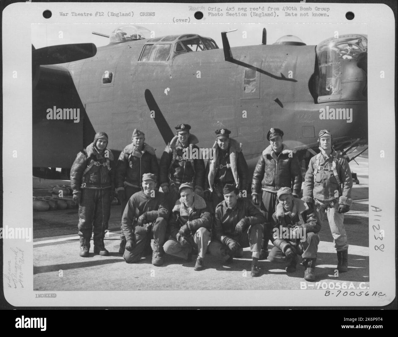 LT. Johnson und Crew der 490Th Bomb Group stellen sich neben ihrer konsolidierten B-24 auf einem 8. Air Force Base in England auf. 20. März 1944. Stockfoto
