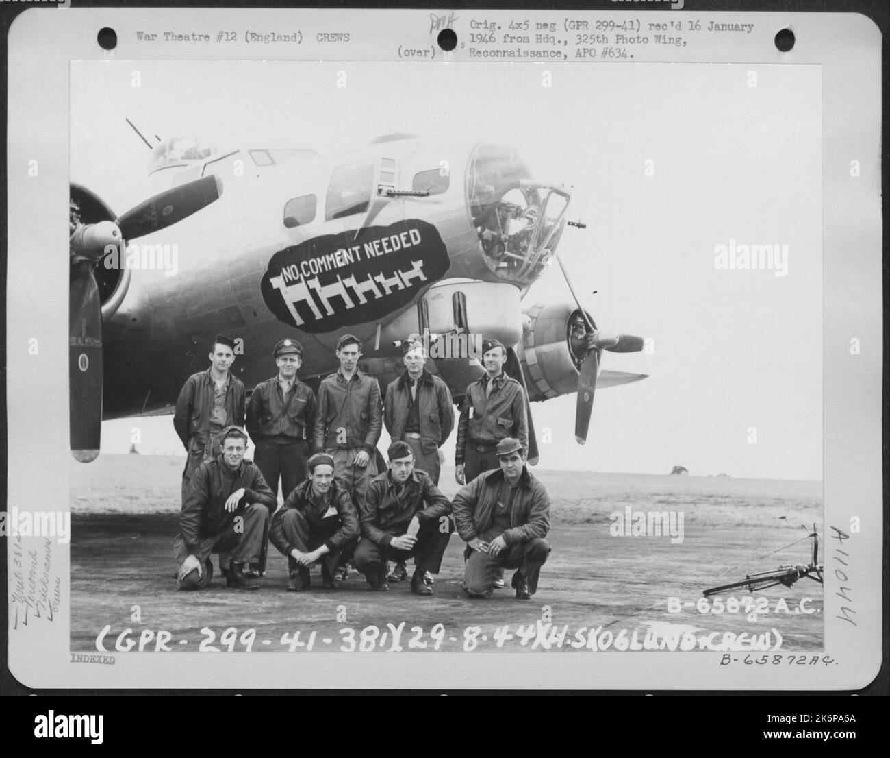 LT. Skoglund und Crew der 381St Bomb Group vor der Boeing B-17 „Flying Fortress“ „No Comment Needed“ auf der 8. Air Force Station 167, Ridgewell, Essex County, England. 30. Juni 1944. Stockfoto