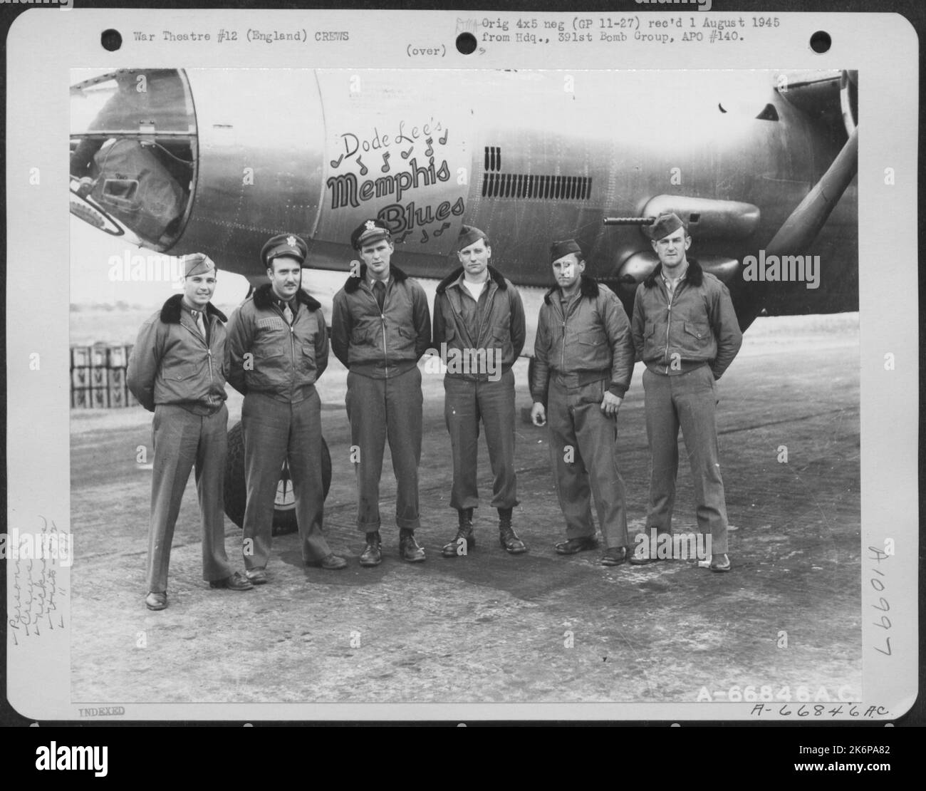 Capt. Jobe und Crew der Bombe Sqdn 572Nd. Pose neben dem Martin B-26 Marauder 'Dode Lee's Memphis Blues'. 391St Bomb Group, England, 13. August 1944. Stockfoto