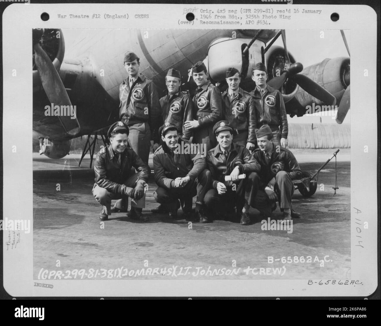 LT. Johnson und Crew der 381St Bomb Group vor Einer Boeing B-17 „Flying Fortress“ auf der 8. Air Force Station 167, England. 20. März 1945. Stockfoto