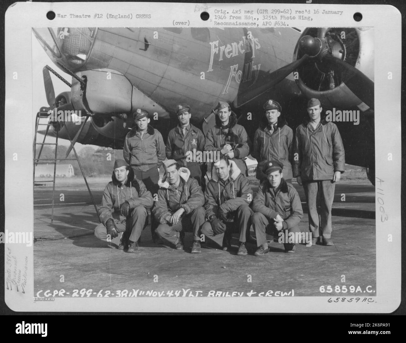 LT. Bailey und Crew der 381St Bomb Group vor der Boeing B-17 'Flying Fortress' 'Frenchy's Folly' auf der 8. Air Force Station 167, England. 11. November 1944. Stockfoto