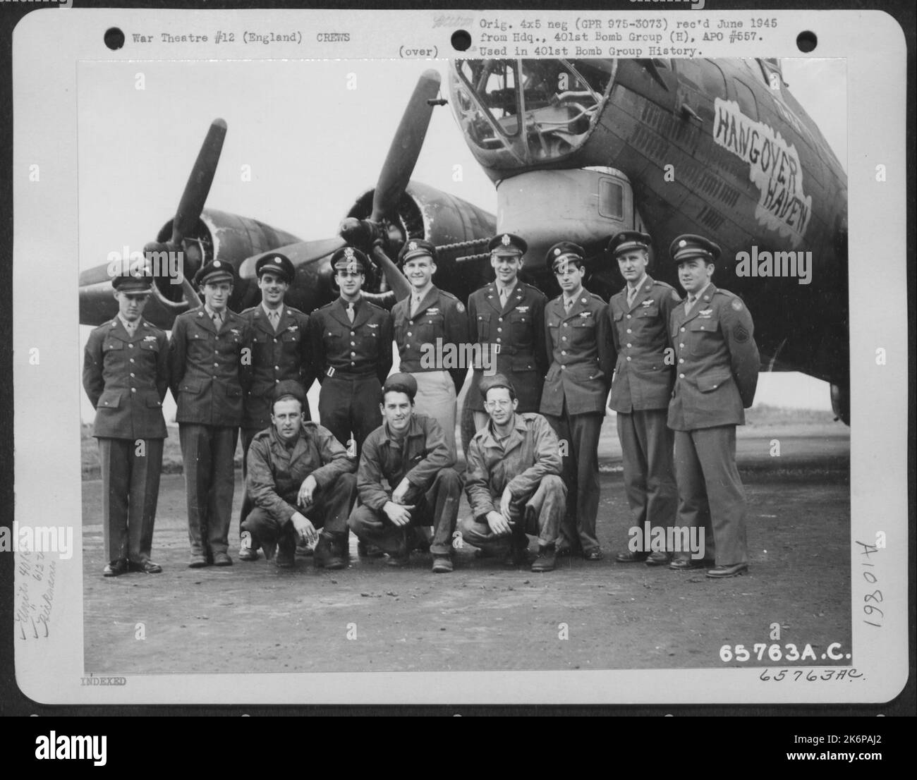 Crew 1 der 612Th Bomb Squadron, 401. Bomb Group, vor der Boeing B-17 'Flying Fortress' 'Hangover Heaven' auf einem 8. Air Force Base in England, 31. August 1944. Stockfoto