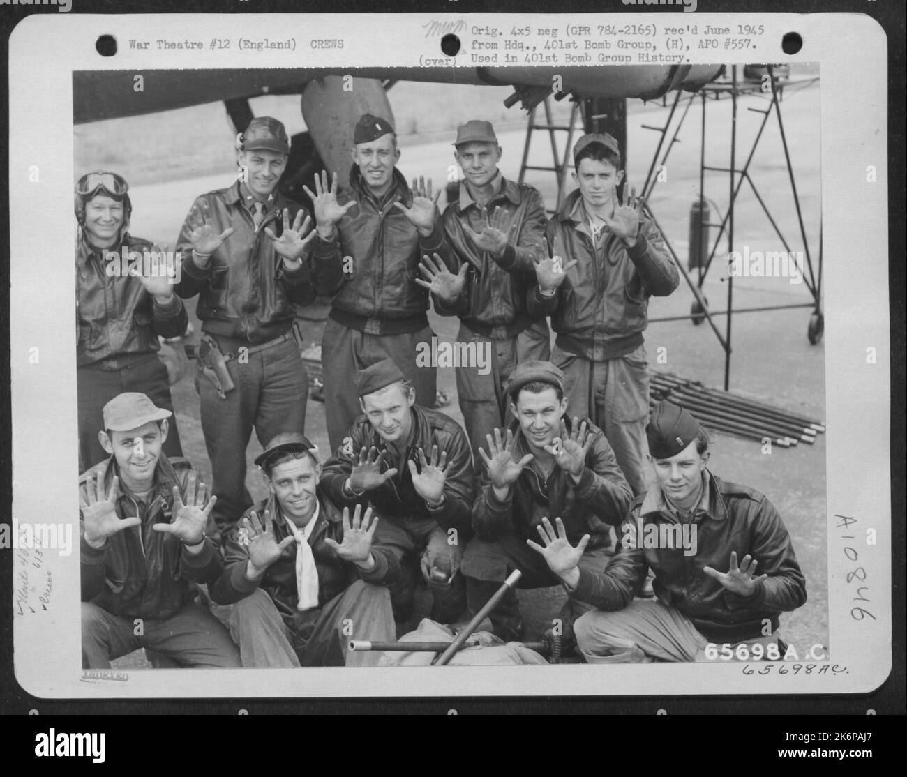 Zehn Crew-Mitglieder der Bombe Sqdn 613Th. Jeder hält zehn Finger hoch, was darauf hinweist, dass sie an der Mission 100. teilgenommen haben, die von der 401. Bomb Group in 7 Monaten geflogen wurde. England, Den 27. Juli 1944. Stockfoto