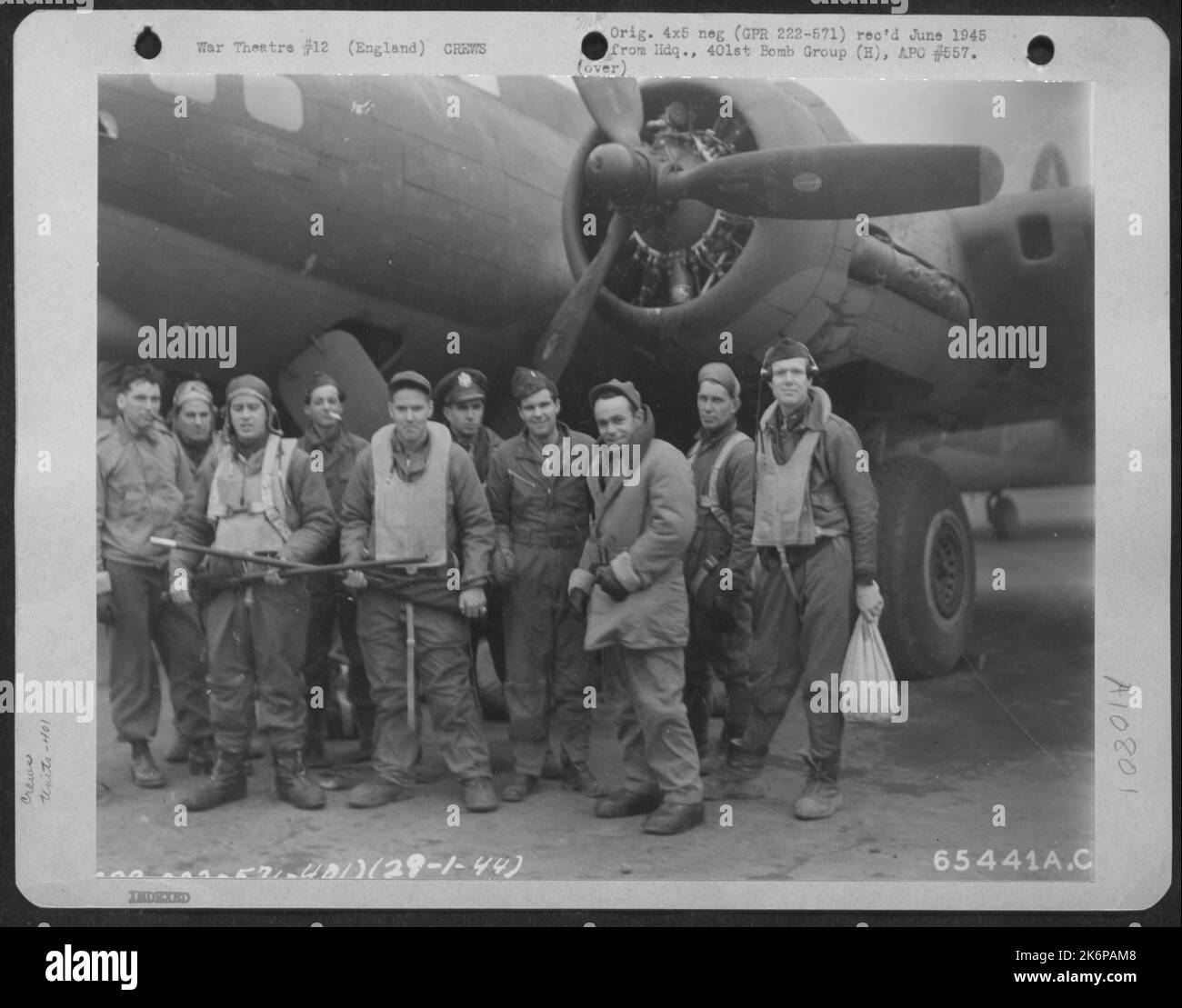 Die Besatzung der 401. Bomb Group, die gerade von Einer Bombenmission über Frankfurt zurückgekehrt ist, steht am 29. Januar 1944 in der Nähe der Nase ihrer Boeing B-17 Flying Fortress. Stockfoto