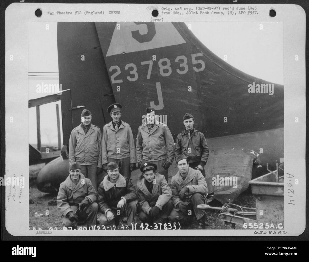 Besatzung der 401. Bomb Group neben dem Schwanz ihrer zerstörten Boeing B-17 'Flying Fortress' (Flugzeug Nr. 42-37835) auf einem 8. Air Force Base in England. Stockfoto