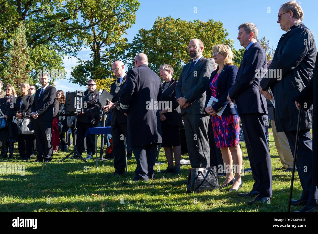 Chalkwell Park, Southend on Sea, Essex, Großbritannien. 15. Oktober 2022. Zum ersten Jahrestag der Tötung des konservativen Abgeordneten Sir David Amess fand im Bezirk eine Tribute-Veranstaltung statt, an der die Öffentlichkeit und lokale Würdenträger, darunter die konservativen Abgeordneten James Duddridge und Anna Firth (3. & 4. v.l.), teilnahmen. Ein Gedenkbaum wurde aus Kompost gepflanzt, der aus floralen Andenken der Öffentlichkeit nach dem Mord des Parlamentsabgeordneten im Jahr 2021 geschaffen wurde Stockfoto