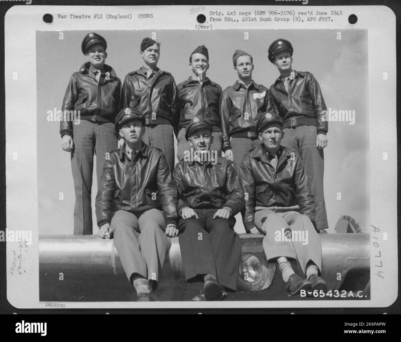 Crew 7 der 613Th Bomb Squadron, 401. Bomb Group, posiert für den