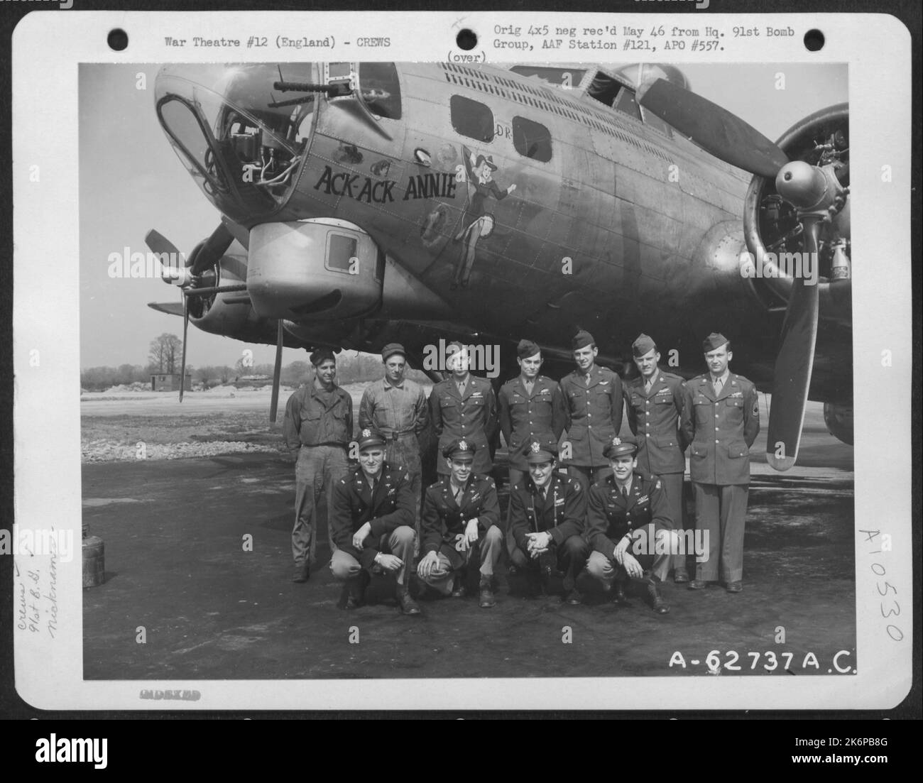 Combat Crew der 91. Bomb Group, 8. Air Force, neben der Boeing B-17 'Flying Fortress' 'Ack Ack Annie', England. Stockfoto