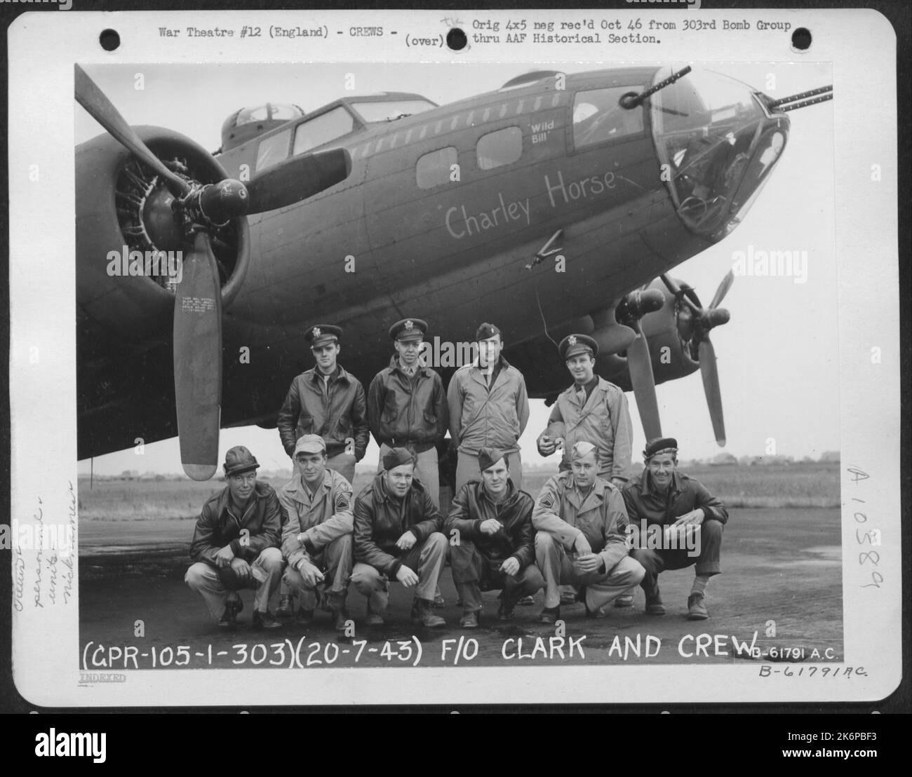 Flugoffizier Clark und Crew der Bombenschwadron 358Th, 303. Bomb Group, neben der Boeing B-17 'Flying Fortress' 'Charley Horse'. England, Den 20. Juli 1943. Stockfoto