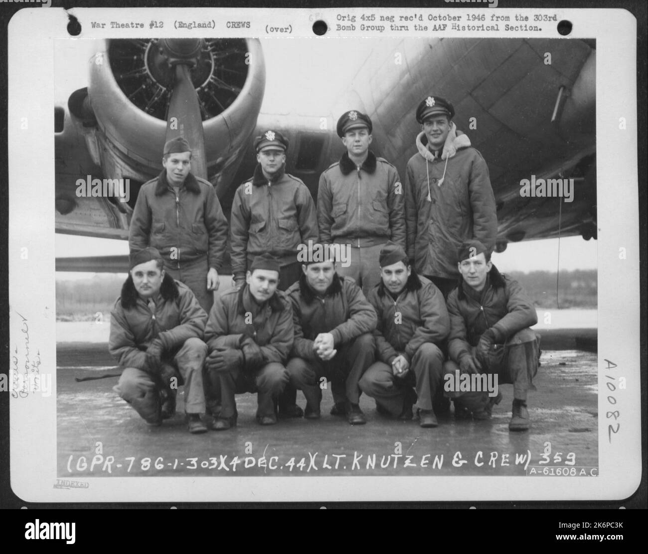 LT. Knutzen und Crew der 359Th Bomb Squadron, 303. Bomb Group mit Sitz