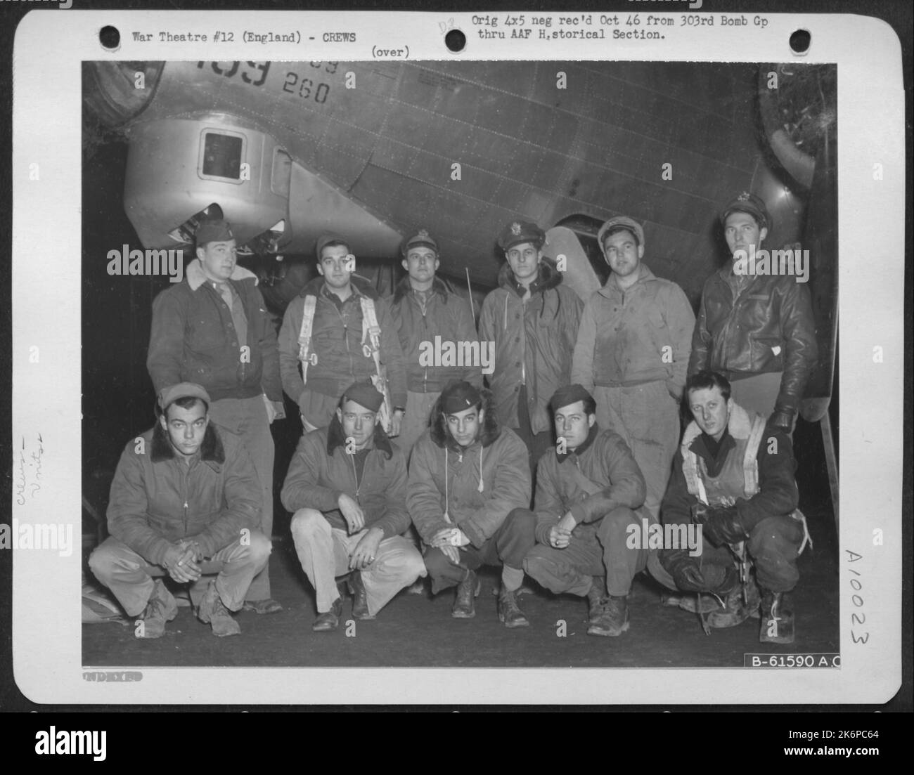 Führende Besatzung bei Bombenmission nach Stuttgart, Deutschland, neben Einer Boeing B-17 Flying Fortress. 358Th Bomb Squadron, 303. Bomb Group, England. 9. Dezember 1944. [Besatzung von Hugh B. Johnson, per HIM, 4/26/90] Stockfoto