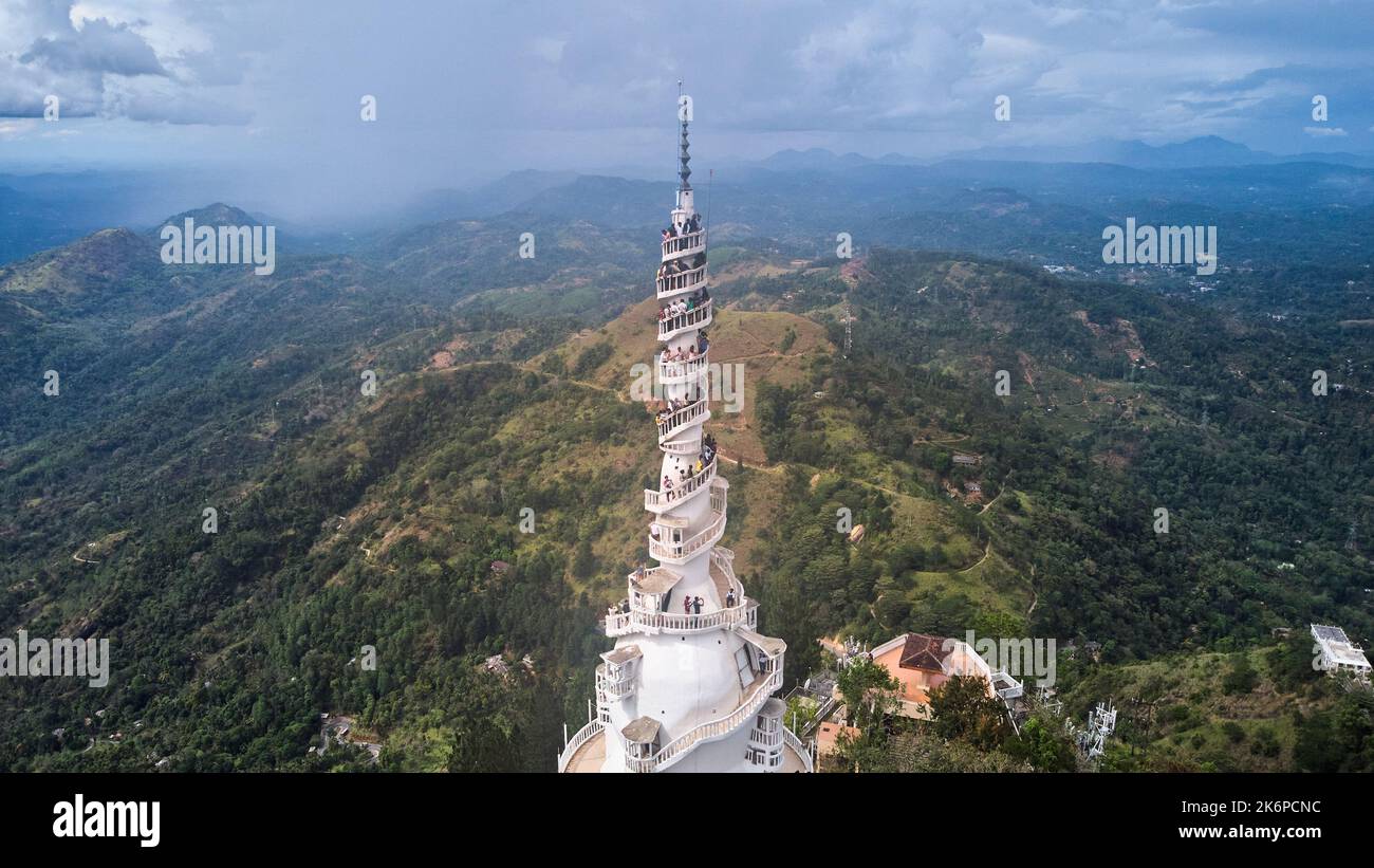 Luftaufnahme des Ambuluwawa Tower im Zentrum von Sri Lanka Stockfoto