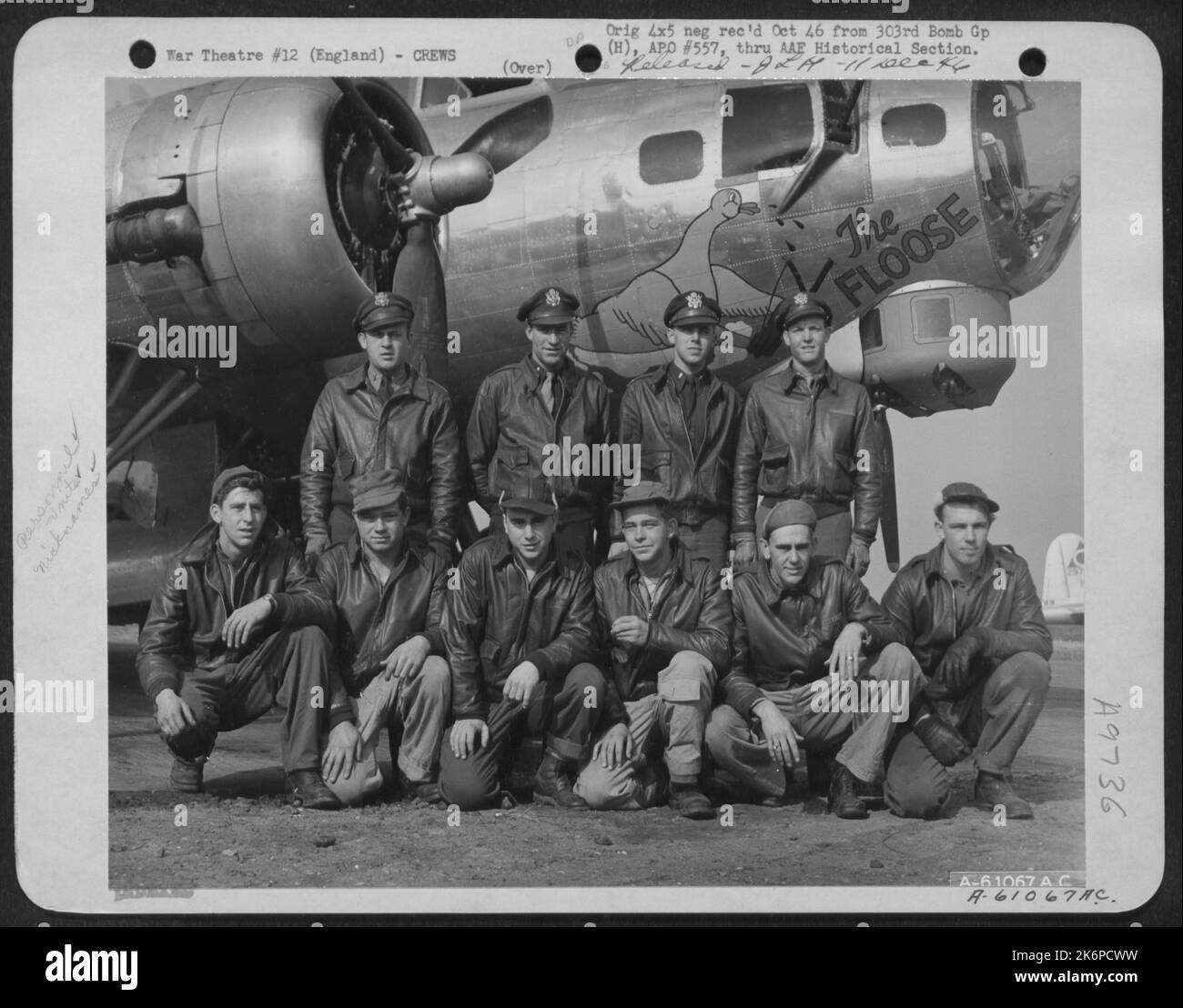 LT. Johnson und Crew der 358Th Bomb Squadron, 303. Bomb Group, neben Einer Boeing B-17 'Flying Fortress' 'The Floose'. England, 11. Mai 1944. Stockfoto