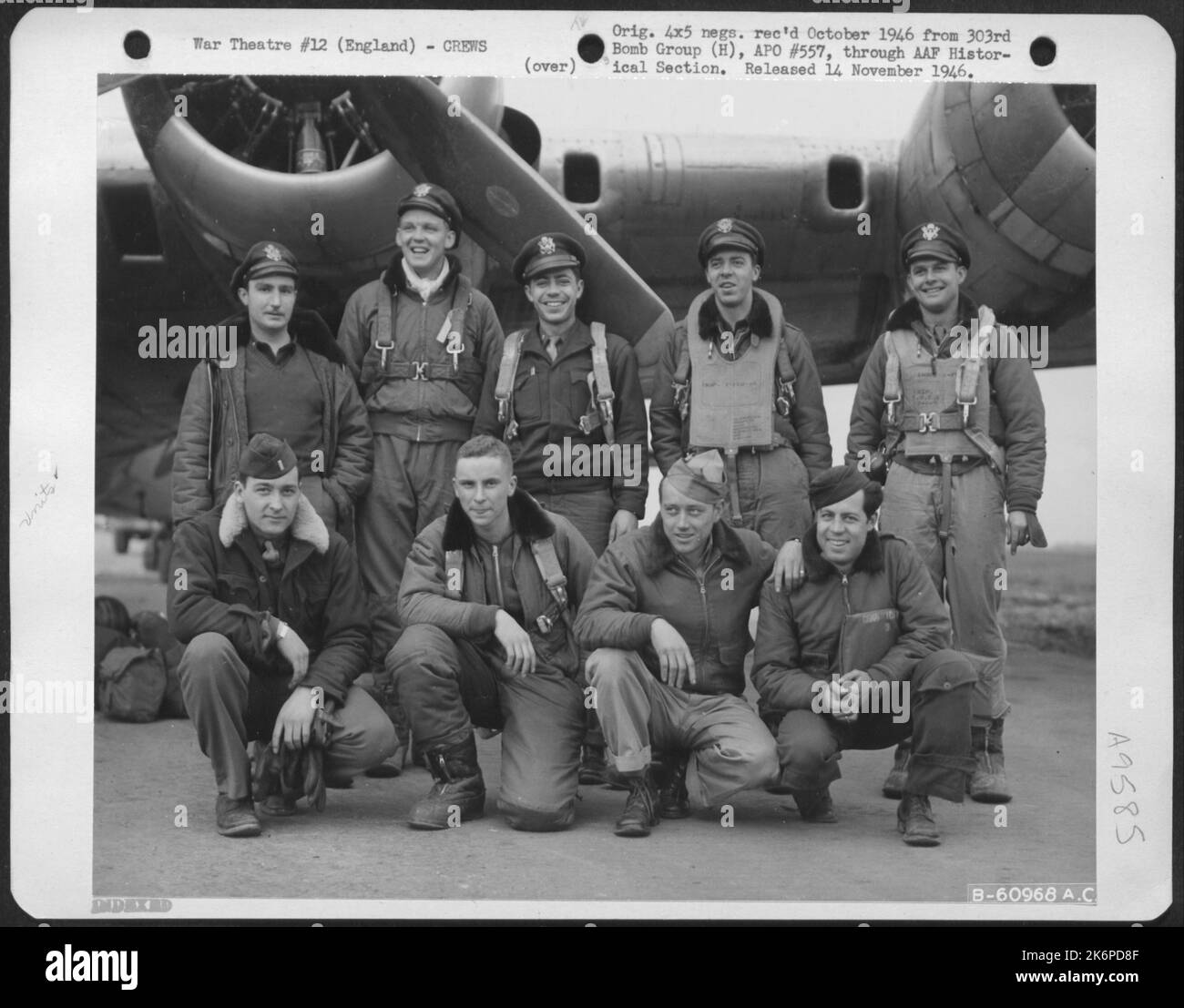 Führende Besatzung bei Bombenmission nach Ulzen, Deutschland, vor Einer Boeing B-17 Flying Fortress. 358Th Bombenschwadron, 303. Bombengruppe. England, 22. Februar 1945. [Besatzung von Hugh B. Johnson, per HIM, 4/26/90] Stockfoto