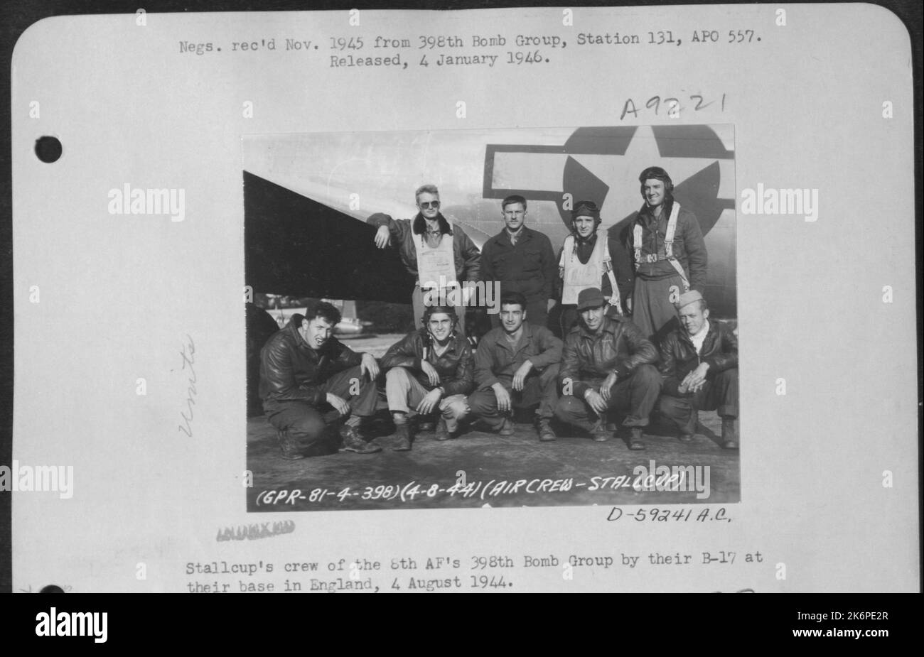 Stallcups Crew der 8. AF's 398Th Bomb Group mit ihrer B-17 auf ihrer Basis in England, 4. August 1944. Stockfoto