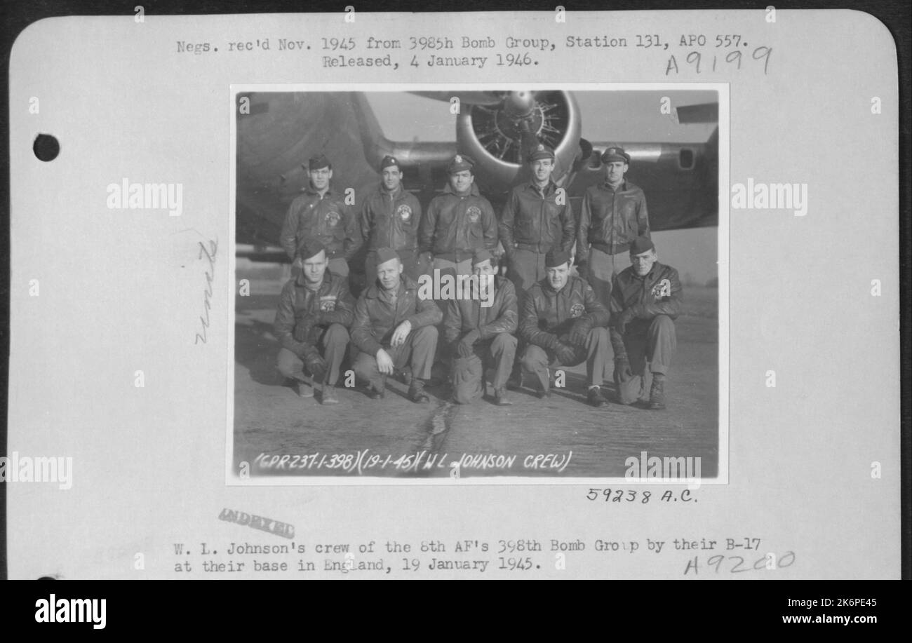 W.L. Johnson's Crew der 8. AF 398Th Bomb Group durch ihre B-17 auf ihrer Basis in England, 19. Januar 1945. Stockfoto