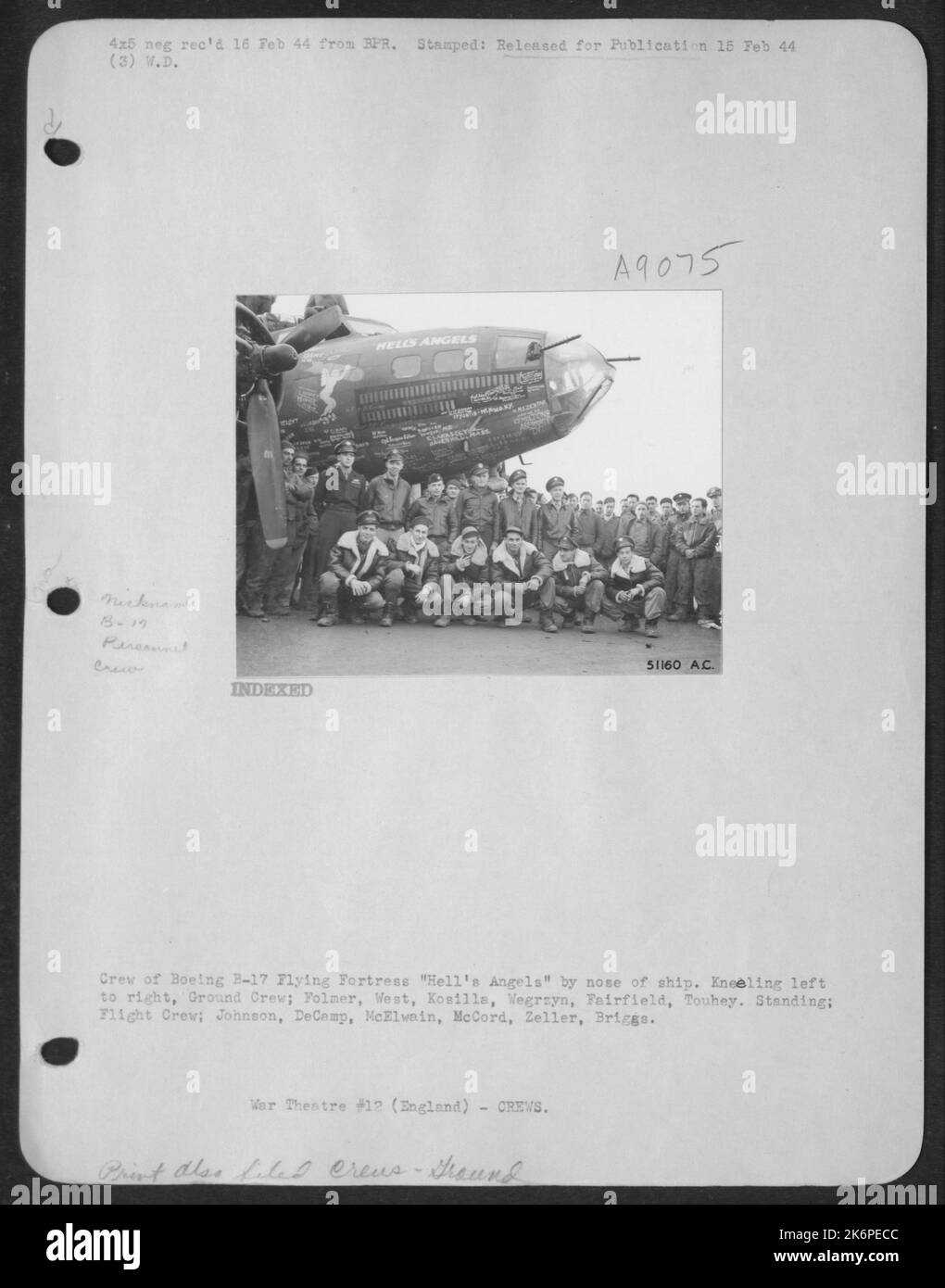 Besatzung der Boeing B-17 Fliegen der Frau 'Hell's Angels' durch die Nase des Schiffes. Knie von links nach rechts, Bodenbesatzung; oflmer, West, Kosilla, Wegrzyn, Fairfield, Touhey, Stehend; Flugbesatzung; Johnson, DeCamp, McElwain, McCord, Zeller, Briggs. Stockfoto