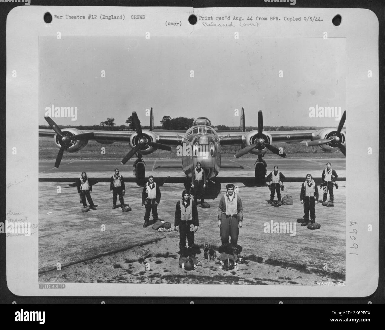 Eine gefestigte B-24 und ihre Besatzung irgendwo in England. L bis R: Vordere Reihe: LT. WM. C. Rowland, Co-Pilot; „Lady“, Maskottchen des Cocker Spaniel; Kapitän Robert B. Whitlow, Pilot. Mittlere Reihe: LT. Robert O. Nixon, Navigator; LT. WM. C. Lawrence, Bombardier. Stockfoto